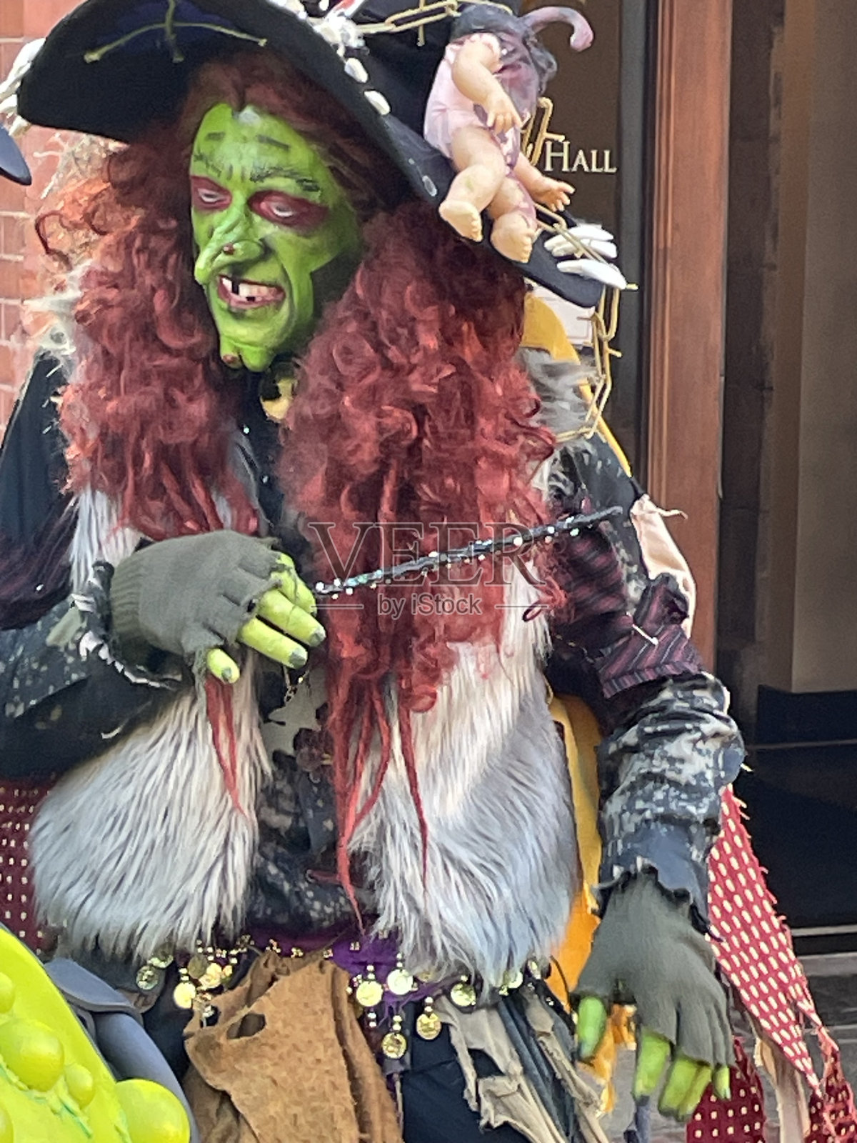 女巫和一根魔杖照片摄影图片