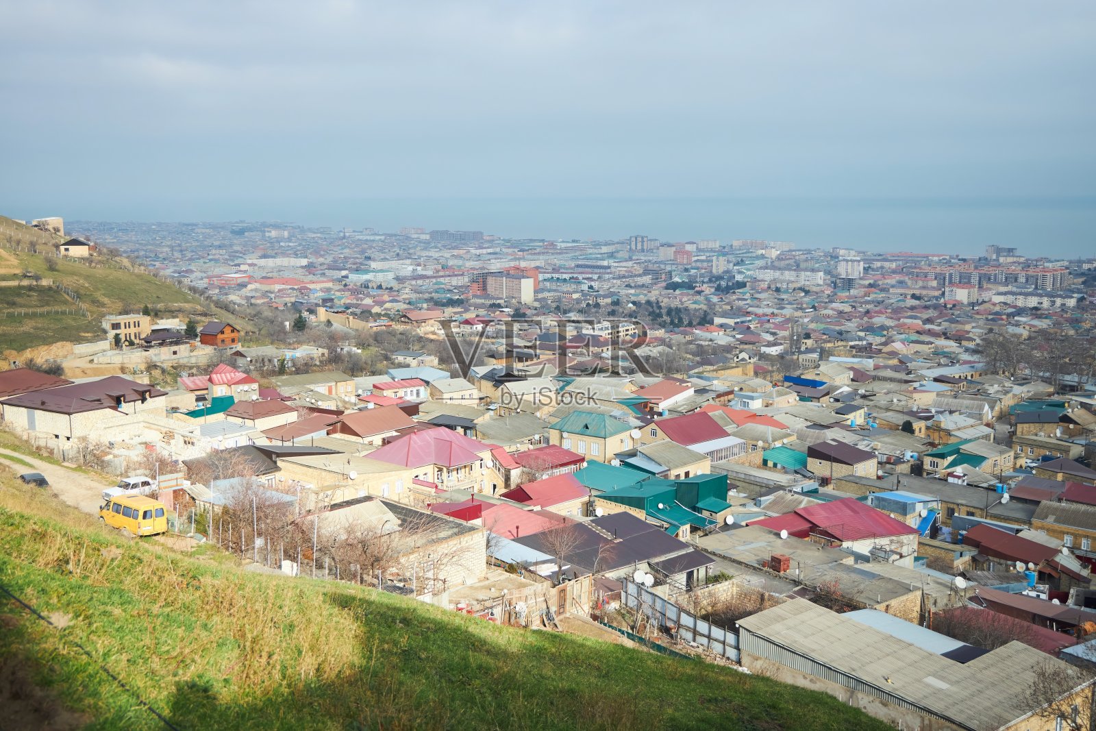 从纳林-卡拉要塞的城墙上俯瞰德尔本特城。照片摄影图片