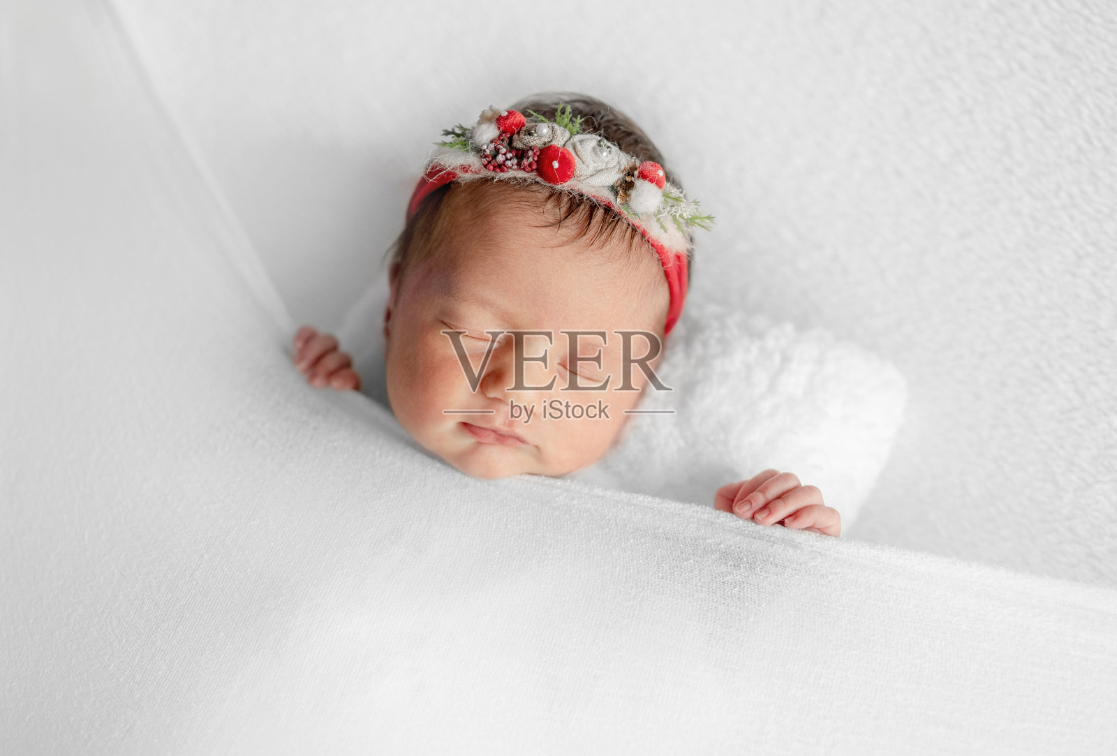 新生女孩睡在毯子下照片摄影图片