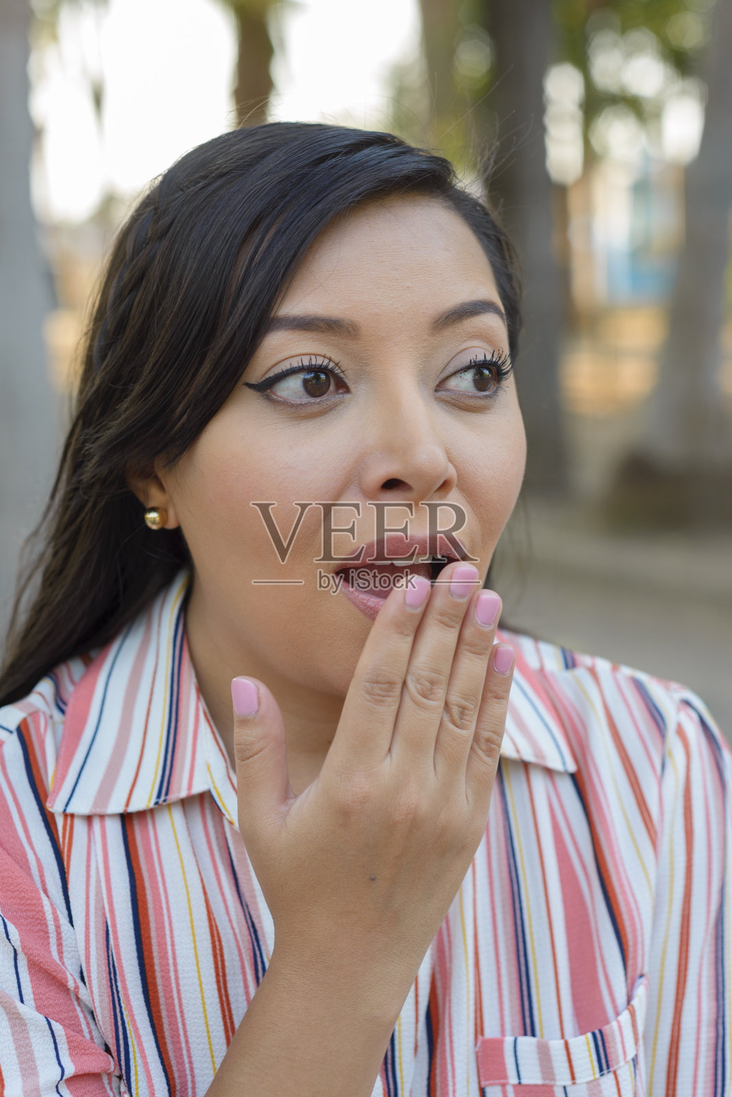 一脸惊讶的女人。户外写真，惊女子。照片摄影图片