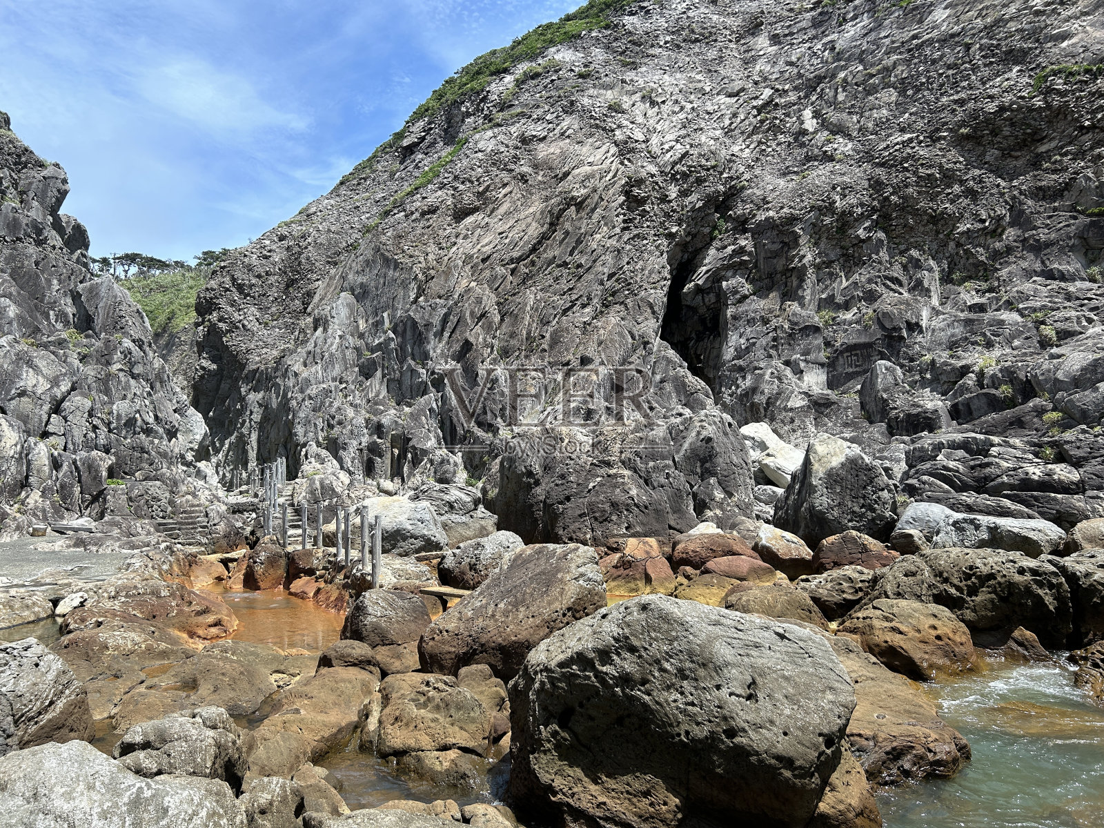 东京的志岛是野生温泉的天堂。吉纳塔温泉是一个免费的混合洗浴露天浴池。你可以穿泳衣，这是日本罕见的在涨潮时沉入海中的水下温泉。照片摄影图片