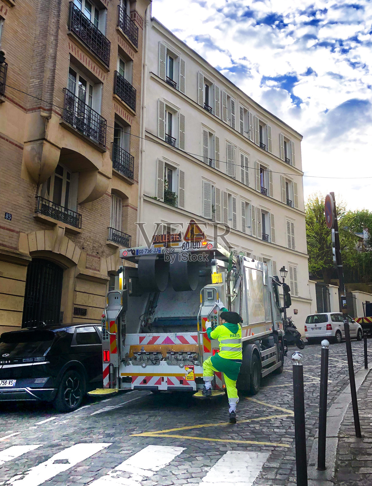 法国，巴黎:蒙马特的环卫工人和卡车照片摄影图片