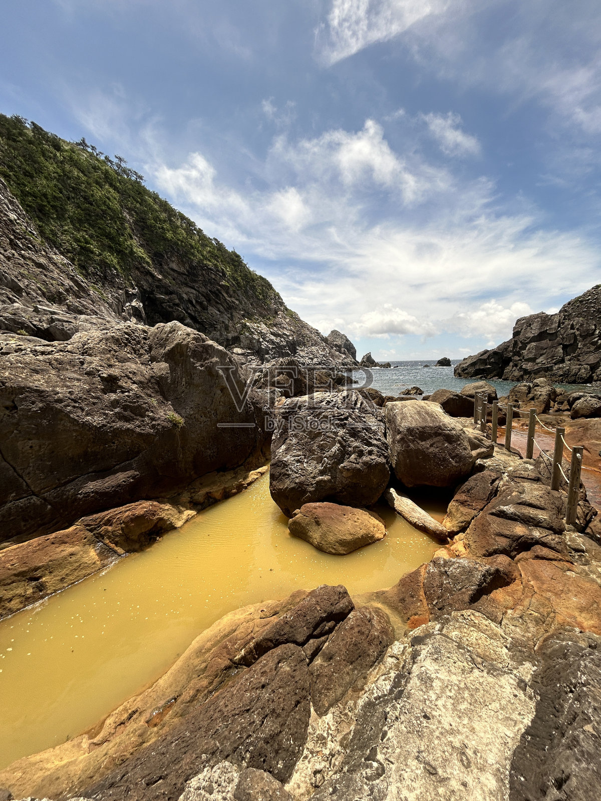 东京的志岛是野生温泉的天堂。吉纳塔温泉是一个免费的混合洗浴露天浴池。你可以穿泳衣，这是日本罕见的在涨潮时沉入海中的水下温泉。照片摄影图片
