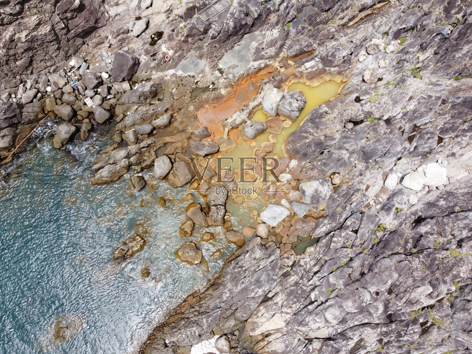 东京的志岛是野生温泉的天堂。吉纳塔温泉是一个免费的混合洗浴露天浴池。你可以穿泳衣，这是日本罕见的在涨潮时沉入海中的水下温泉。照片摄影图片