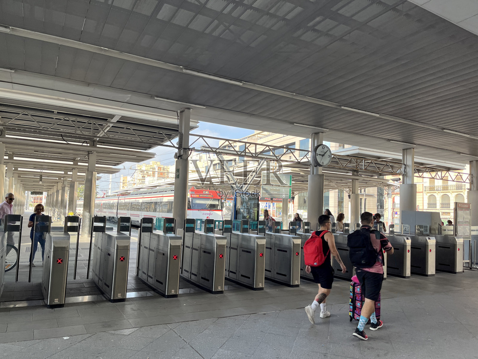 瓦伦西亚火车站的自动检票口照片摄影图片