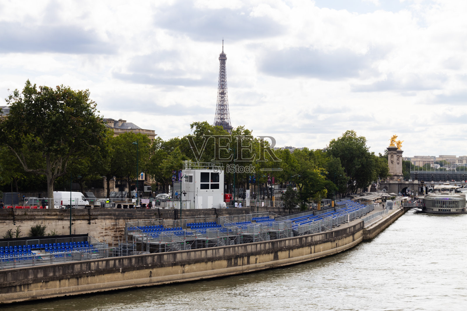 位于塞纳河畔的2024年奥运会开幕式大看台建筑工地全景图照片摄影图片