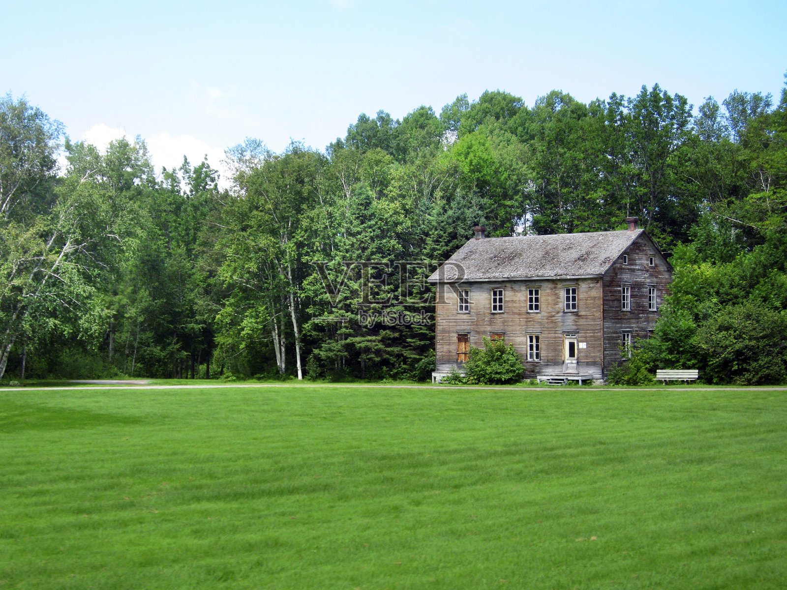 废弃的房子在Val-Jalbert历史村,美丽的绿色景观。照片摄影图片