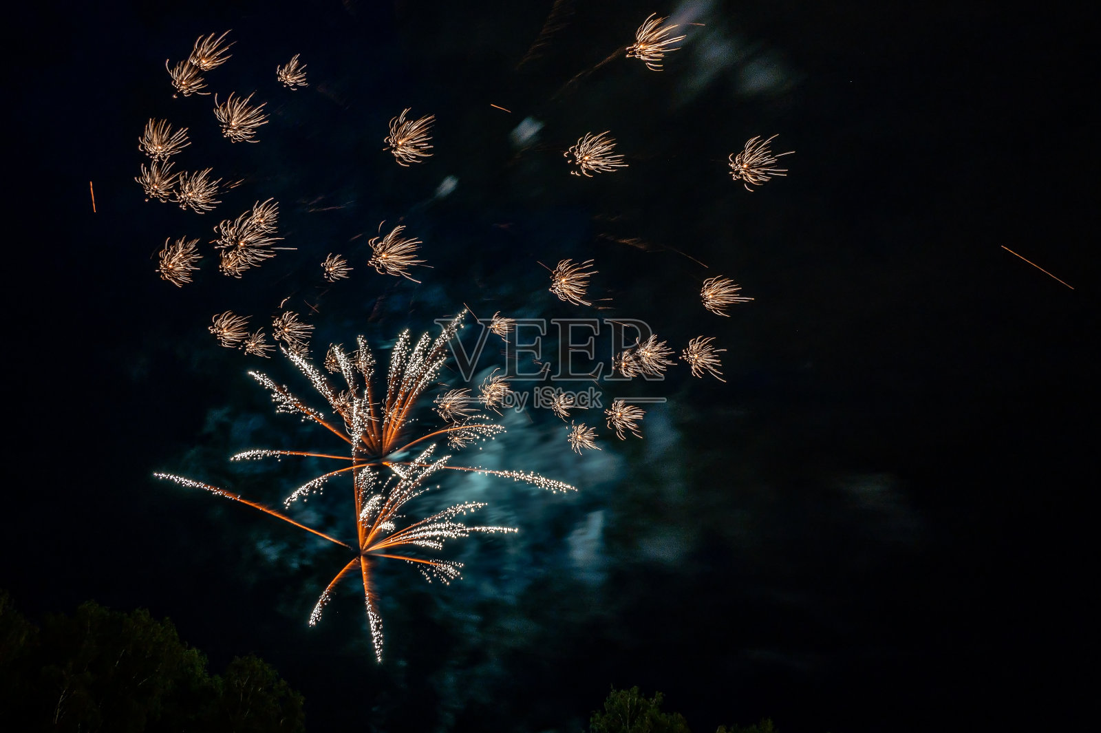 以模糊的光图案为背景的烟花。照片摄影图片