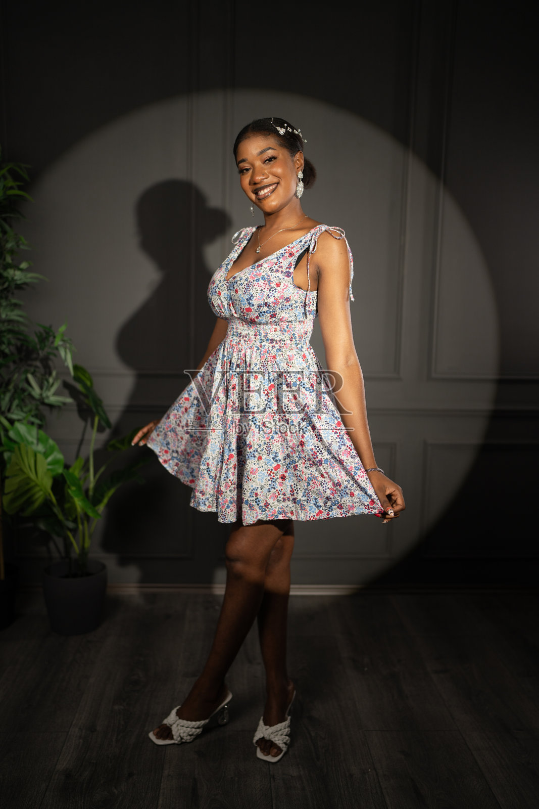 穿花裙子的美女照片摄影图片