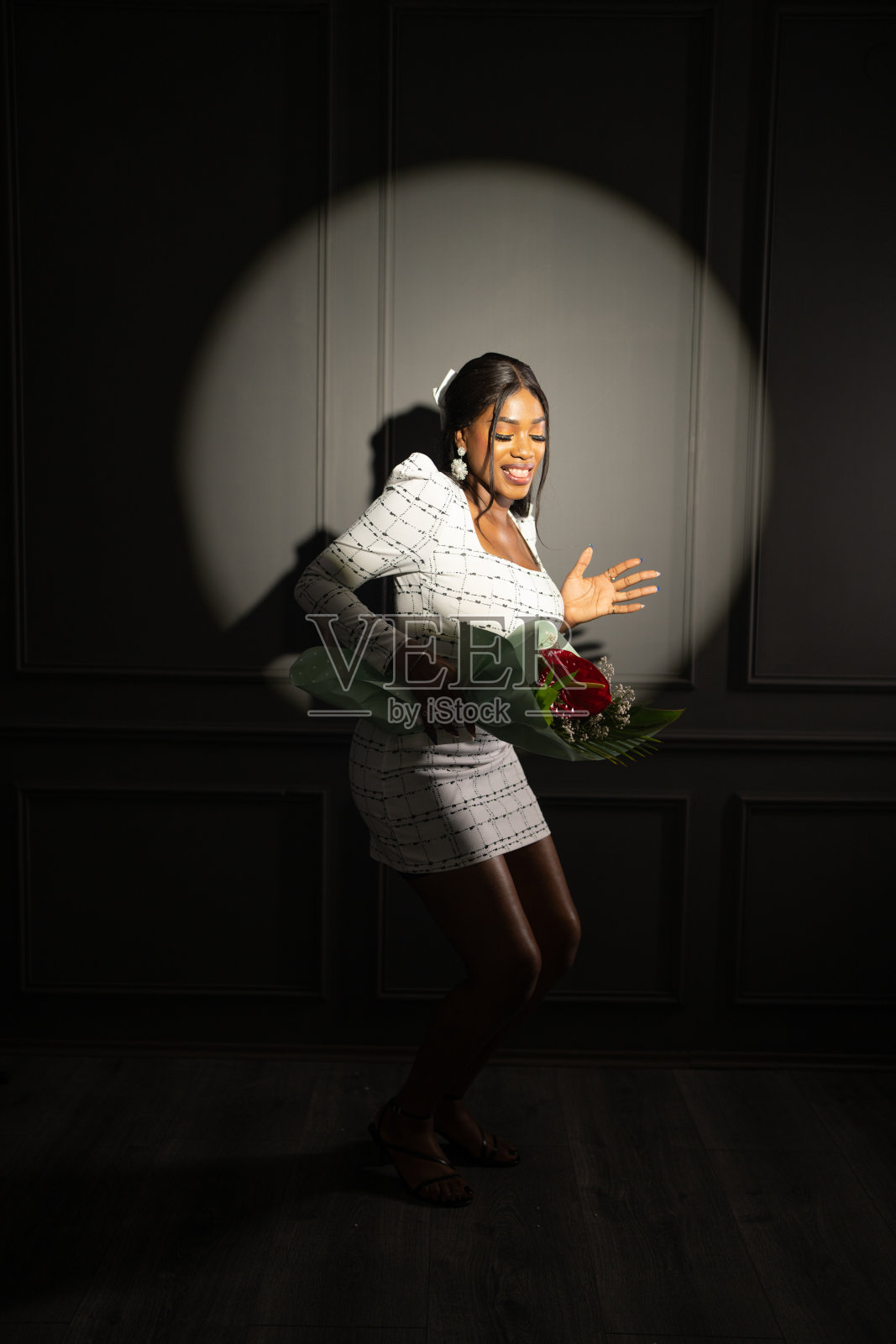 快乐的年轻女子在室内跳舞照片摄影图片