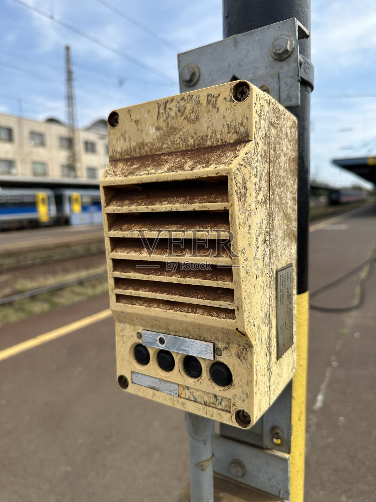 火车站站台上的老式对讲机照片摄影图片