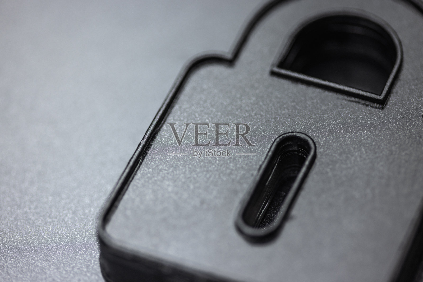 数字安全概念。数据保护技术。黑色背景上的锁图标。极简的设置与复制空间。涂有深色石墨金属漆的元件。照片摄影图片