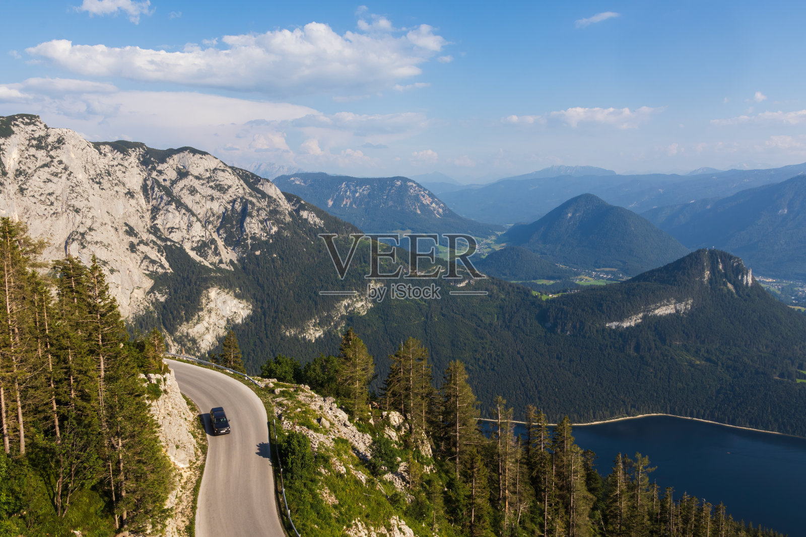 汽车在阿尔陶塞和奥地利阿尔卑斯山脉的道路弯道上行驶。失败者全景区照片摄影图片