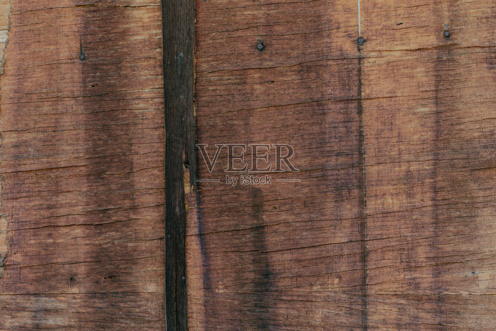 门上木质表面剥落的抽象纹理的微距镜头。照片摄影图片