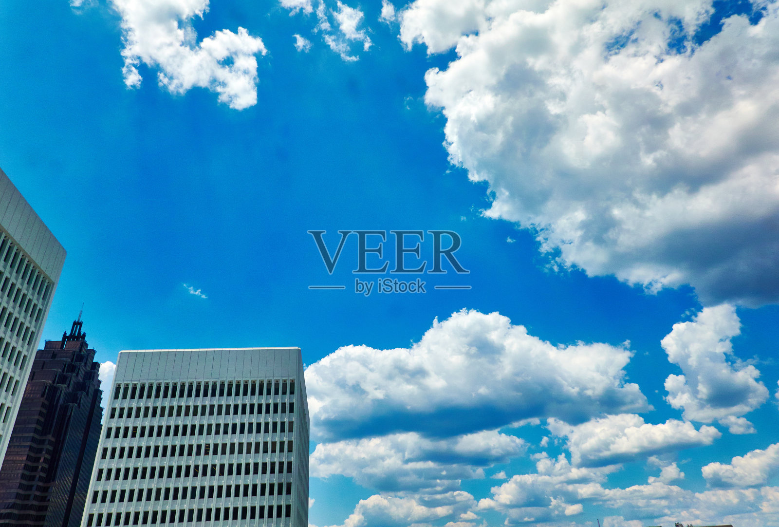 高楼大厦映衬着壮观的天空照片摄影图片