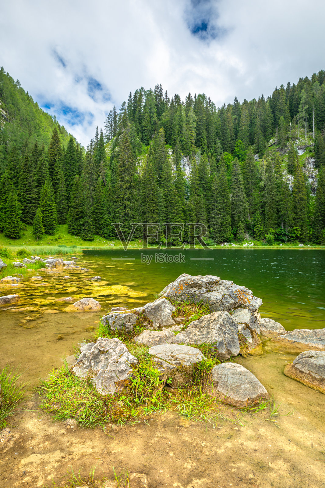 斯洛文尼亚特里格拉夫国家公园内的普拉尼纳普里耶泽鲁湖和周围的群山。照片摄影图片