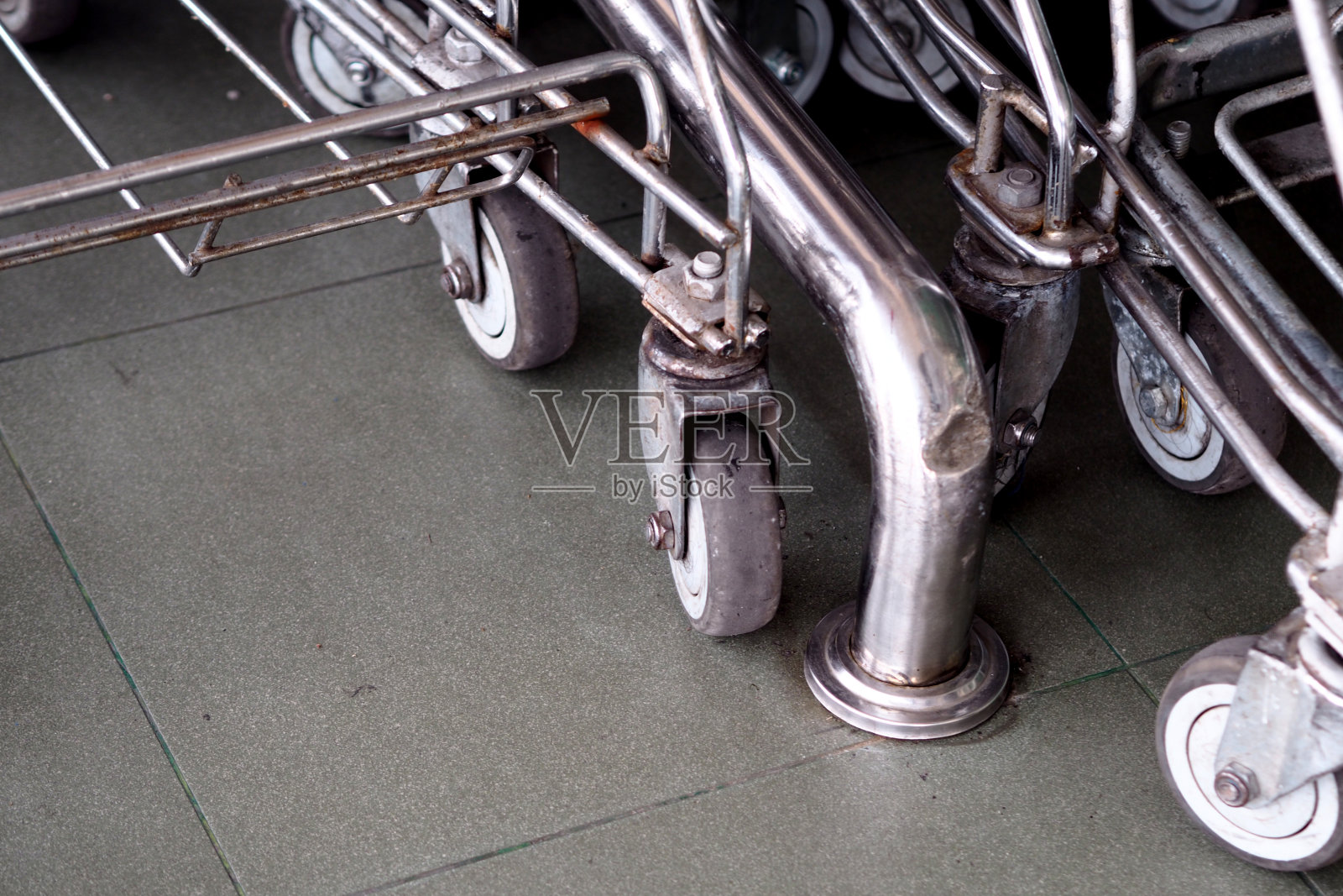 购物手推车轮子的特写照片摄影图片