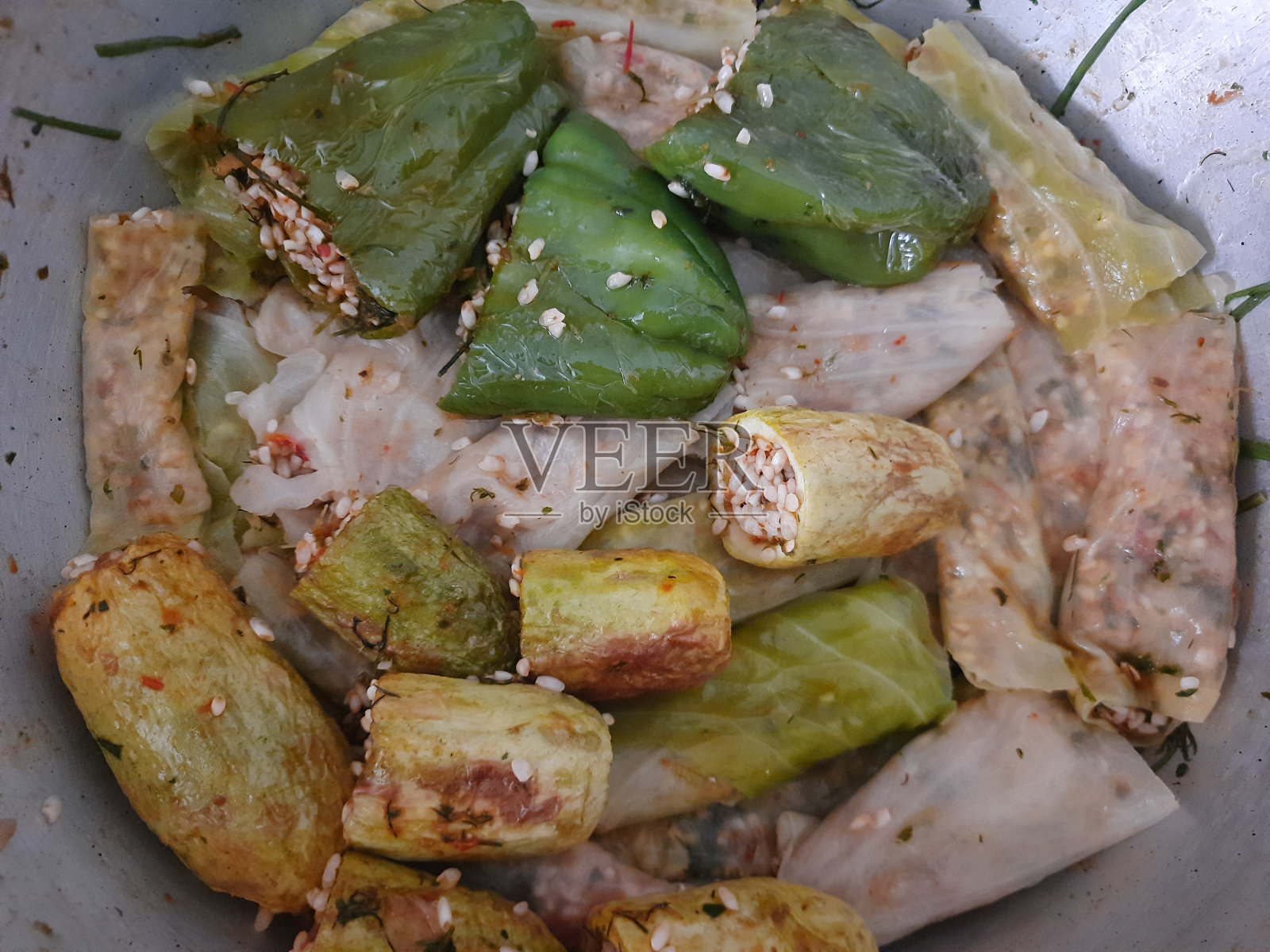 制作米饭酿蔬菜：埃及、土耳其、克罗地亚和希腊传统菜肴照片摄影图片