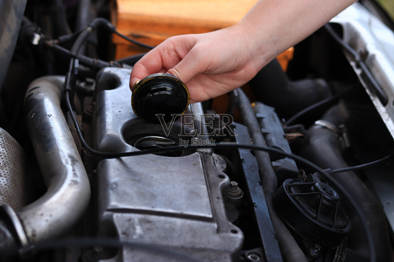 给柴油汽车发动机换油照片摄影图片