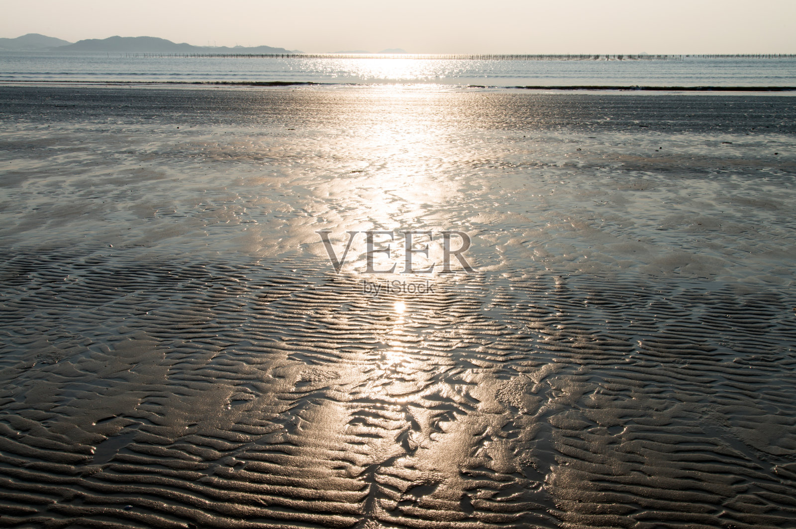 傍晚海滩上的海景照片摄影图片