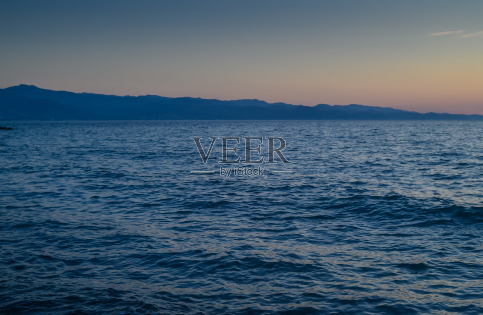 地中海沿岸塞浦路斯岛上的日落和海浪照片摄影图片