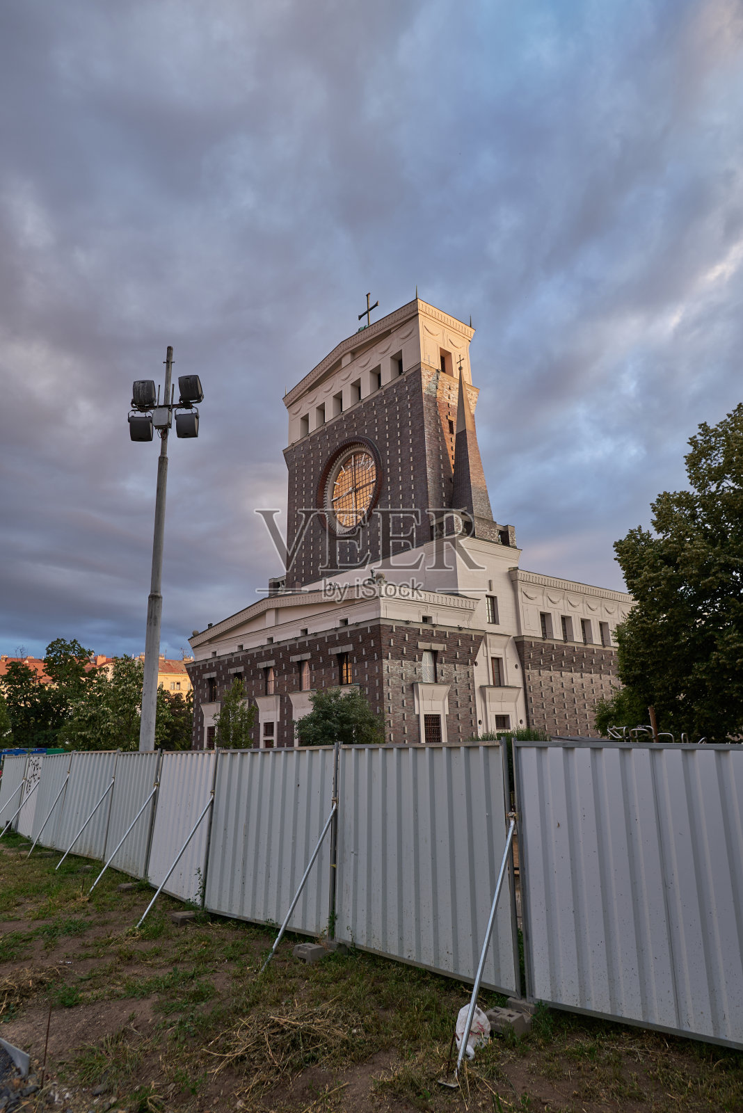 位于捷克共和国布拉格Vinohrady区的Jiriho z Podebrad广场的主圣心教堂照片摄影图片
