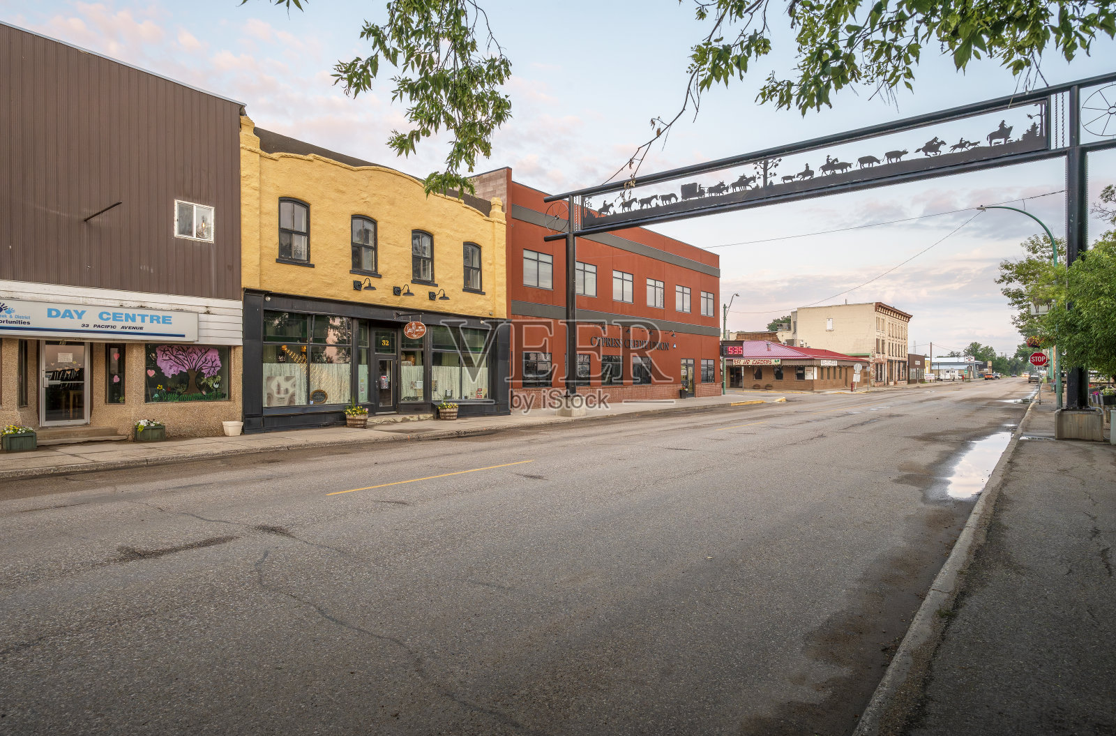 萨斯喀彻温省枫树溪市中心的街道照片摄影图片