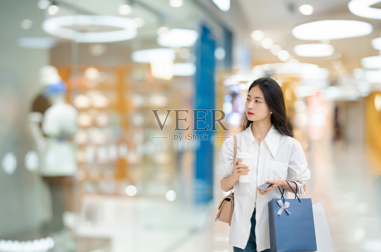 年轻漂亮的女人在购物中心购物照片摄影图片