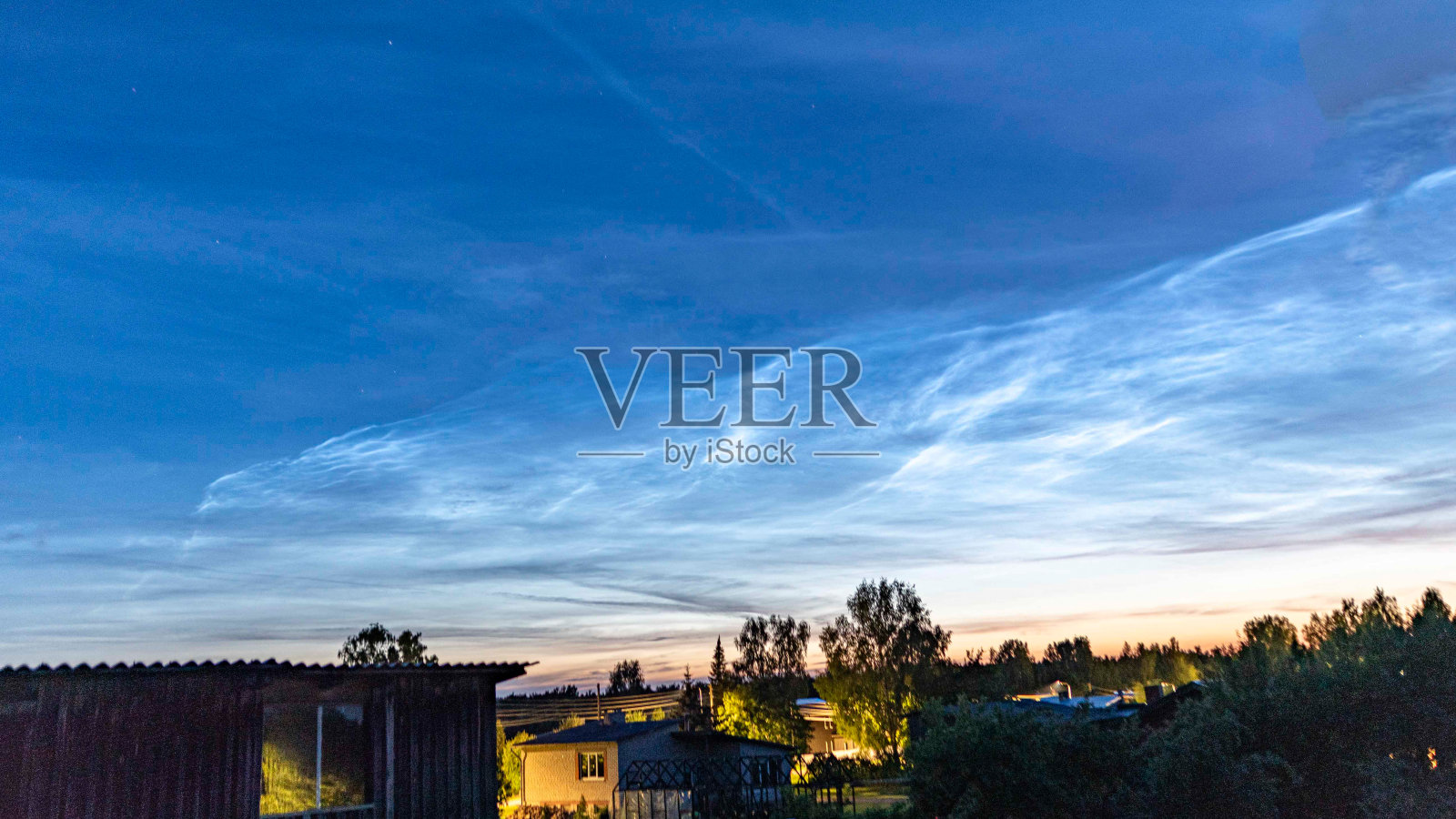 迷人的夜景有银云、中间层云、窗景照片摄影图片