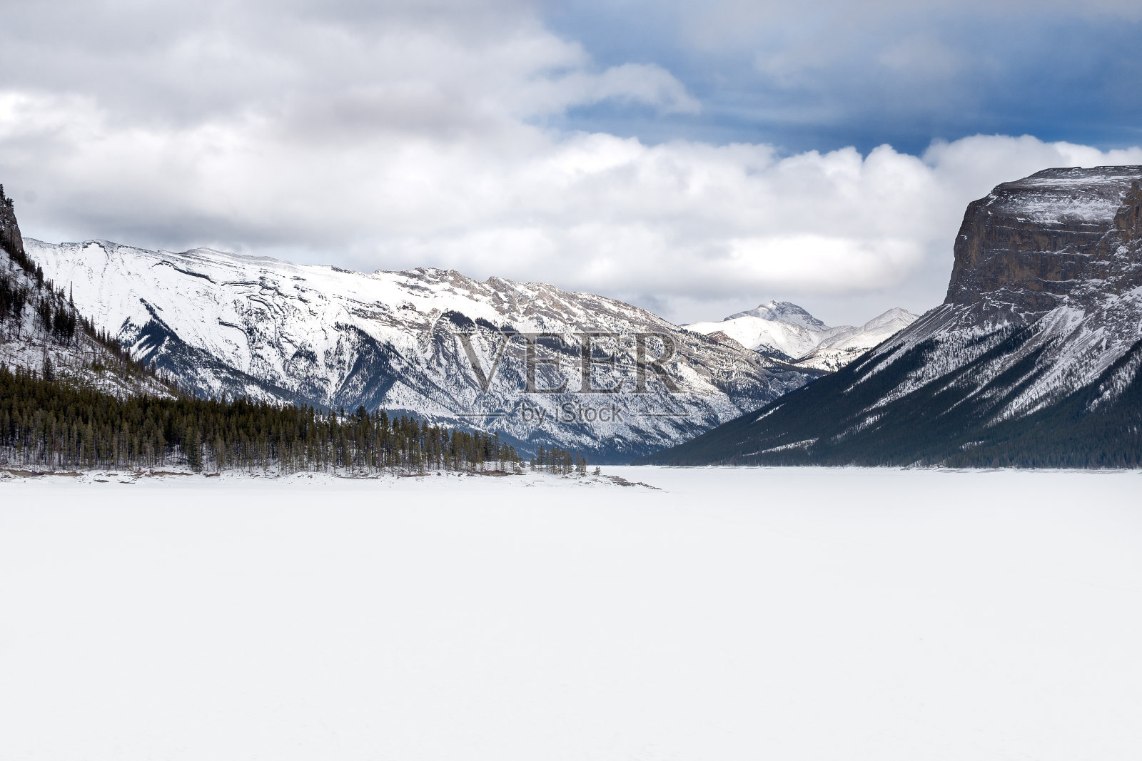 夏天的加拿大落基山脉，贾斯珀国家公园。加拿大阿尔伯塔省。照片摄影图片