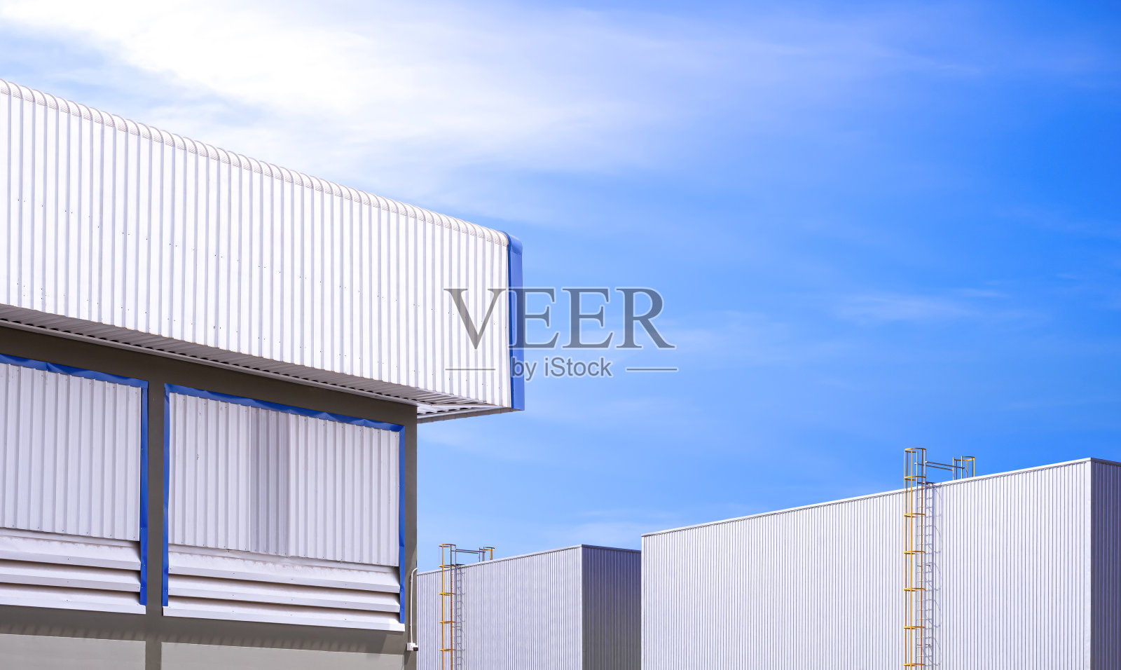 工业仓储仓库，厂区内有2栋大型生产建筑，蓝天背景照片摄影图片