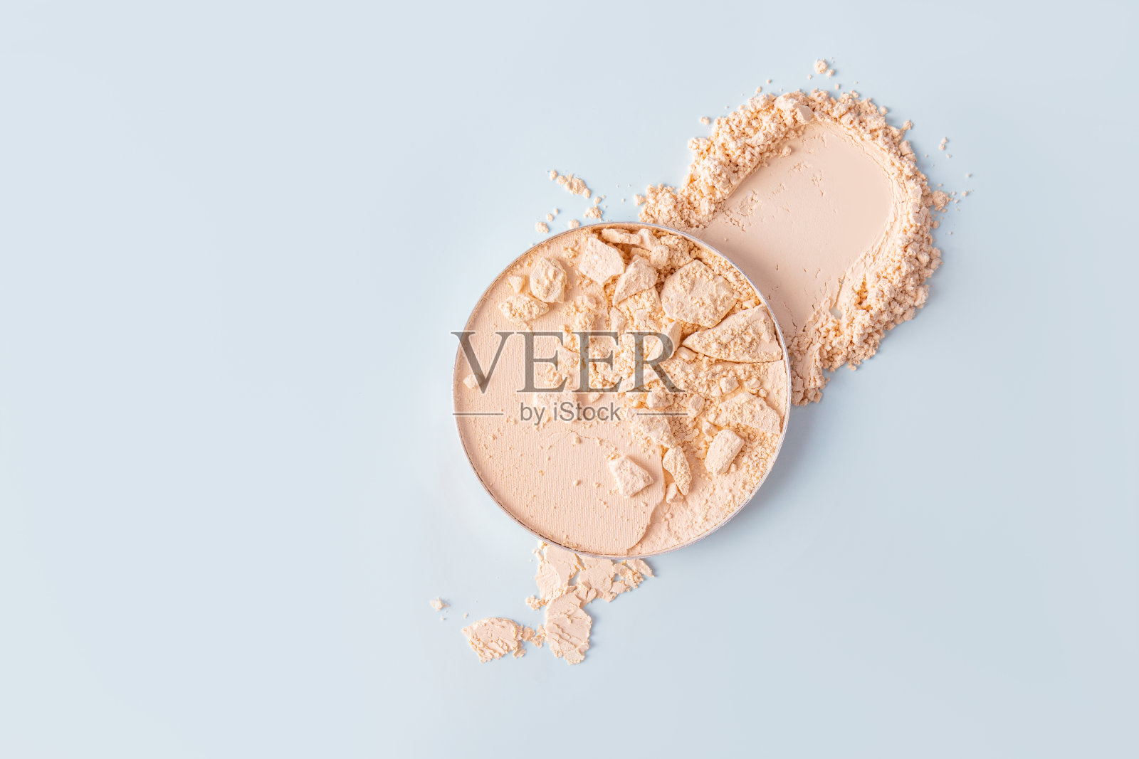 一个别致的例子，一个紧凑的粉末在一个块和色板在一个蓝色背景的自然色调的纹理。前视图。复制空间照片摄影图片