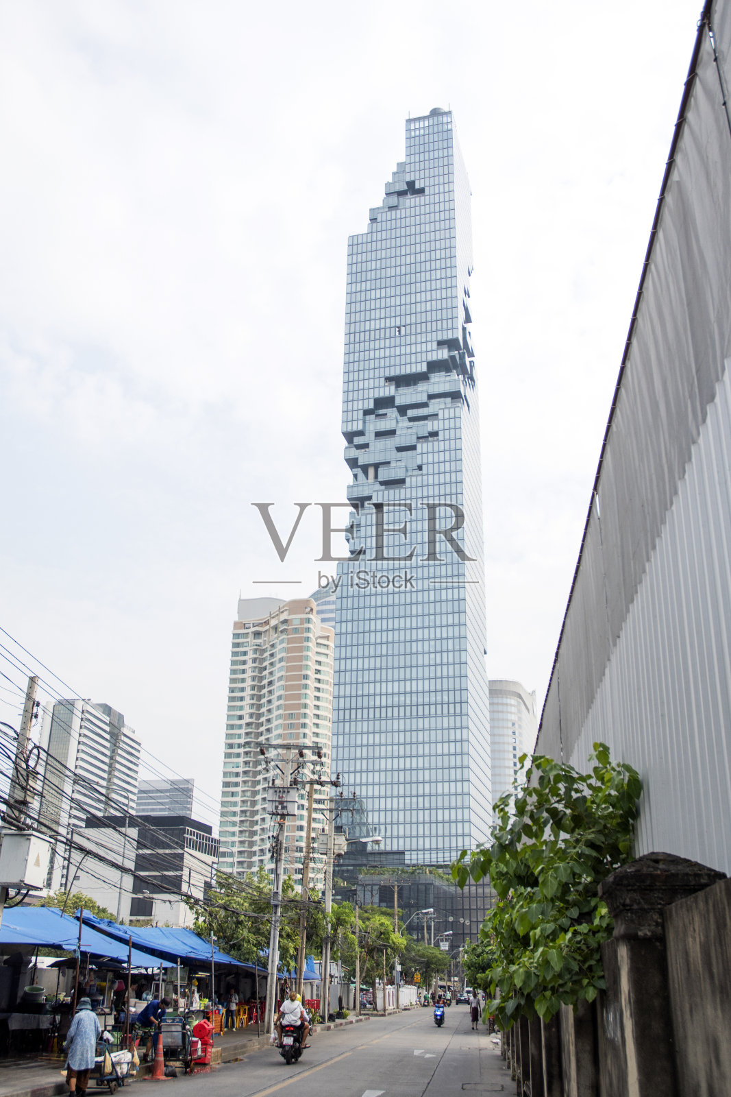 曼谷西隆地区的街景，背景是皇权MahaNakhon照片摄影图片