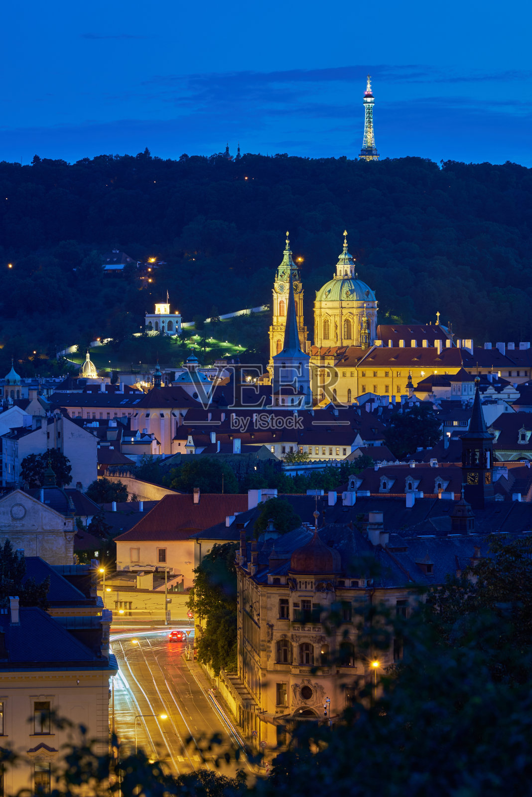 从莱特纳公园俯瞰捷克首都布拉格的夜景照片摄影图片