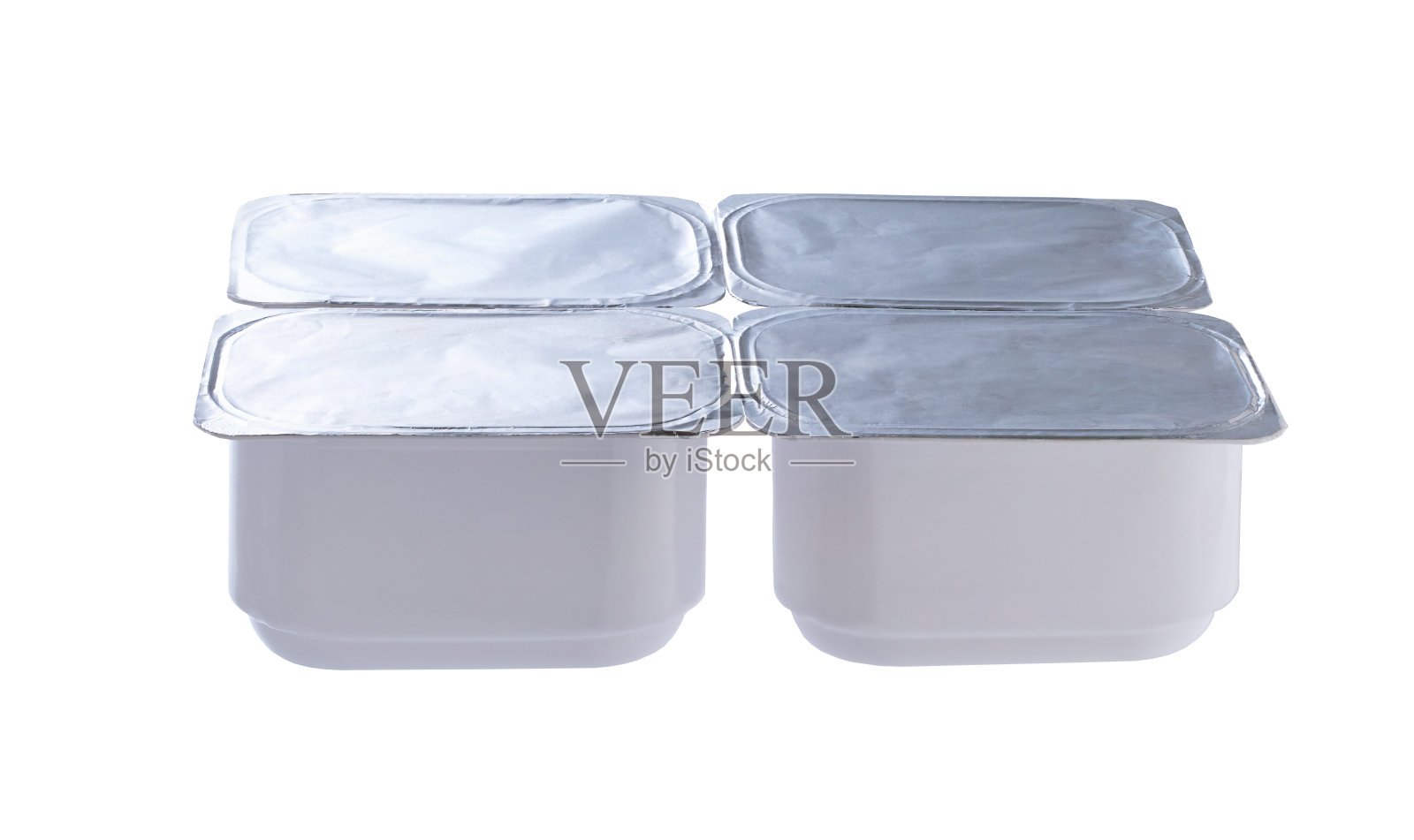 有锡箔盖的酸奶塑料容器，隔离在白色背景上。照片摄影图片