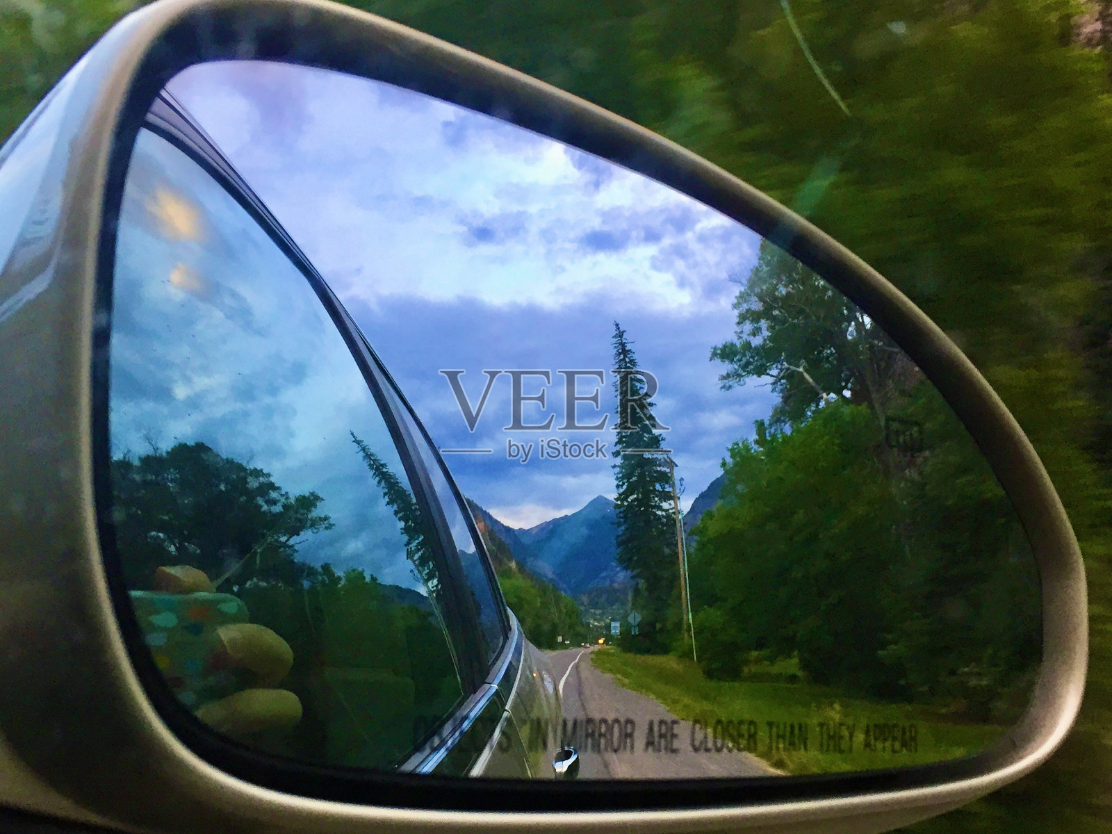 镜子里的物体比看起来更近照片摄影图片