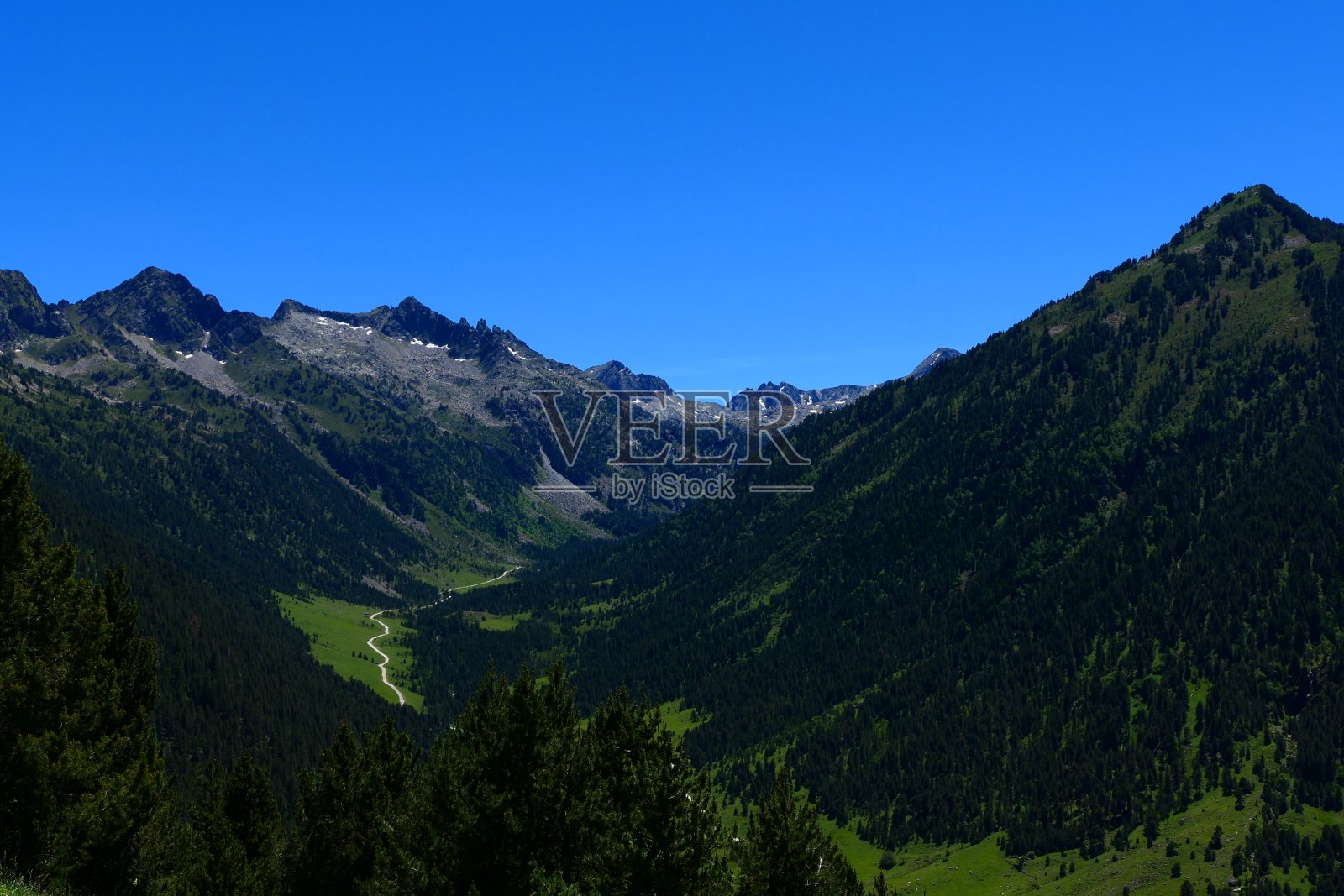 贝雷特大道上的风景:阿兰谷照片摄影图片