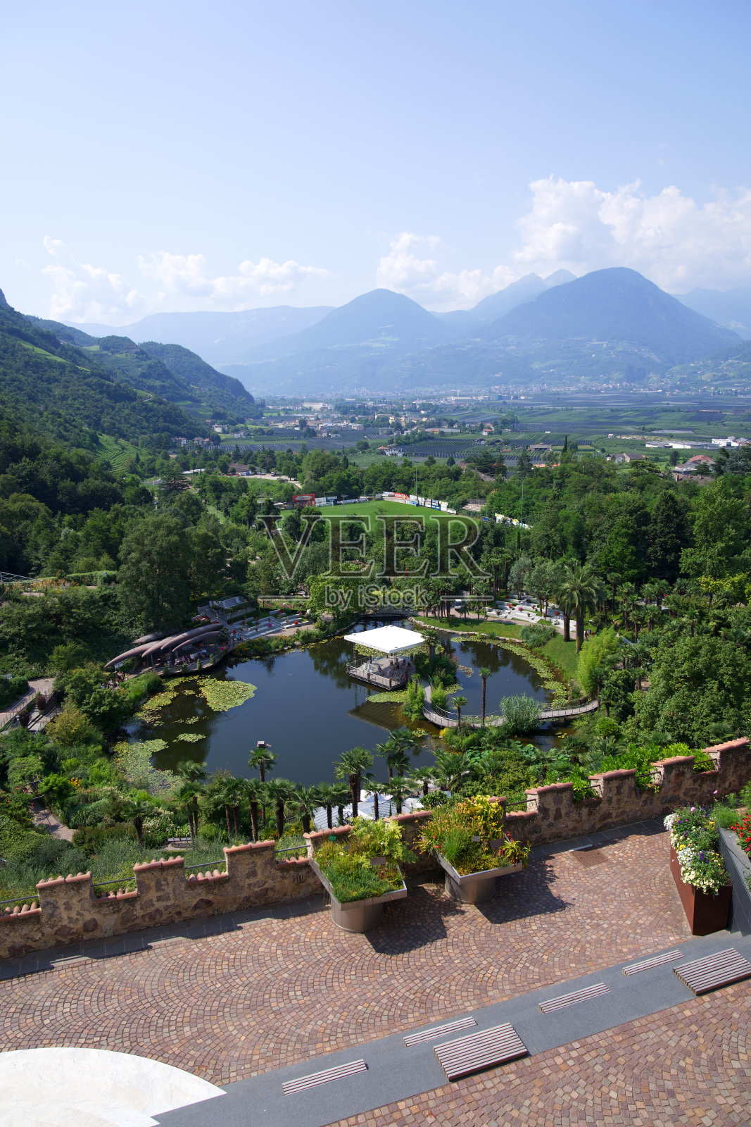 从著名的特劳特曼斯多夫城堡看风景,美丽的植物园和以山谷为背景的山景全景。照片摄影图片
