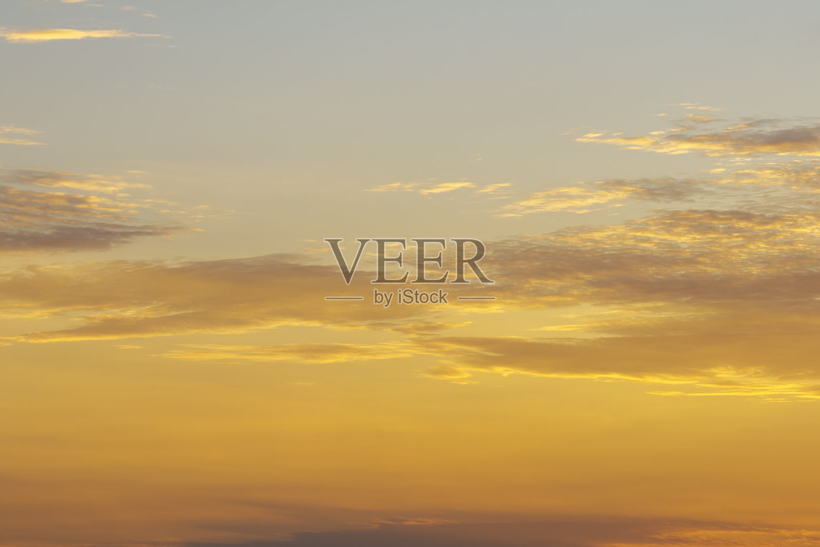 美丽的夕阳天空景色。地平线上鲜艳的橙色和黄色的云照片摄影图片