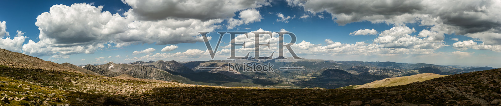 美国落基山脉国家公园的绿色岩石山与残雪的全景拍摄照片摄影图片