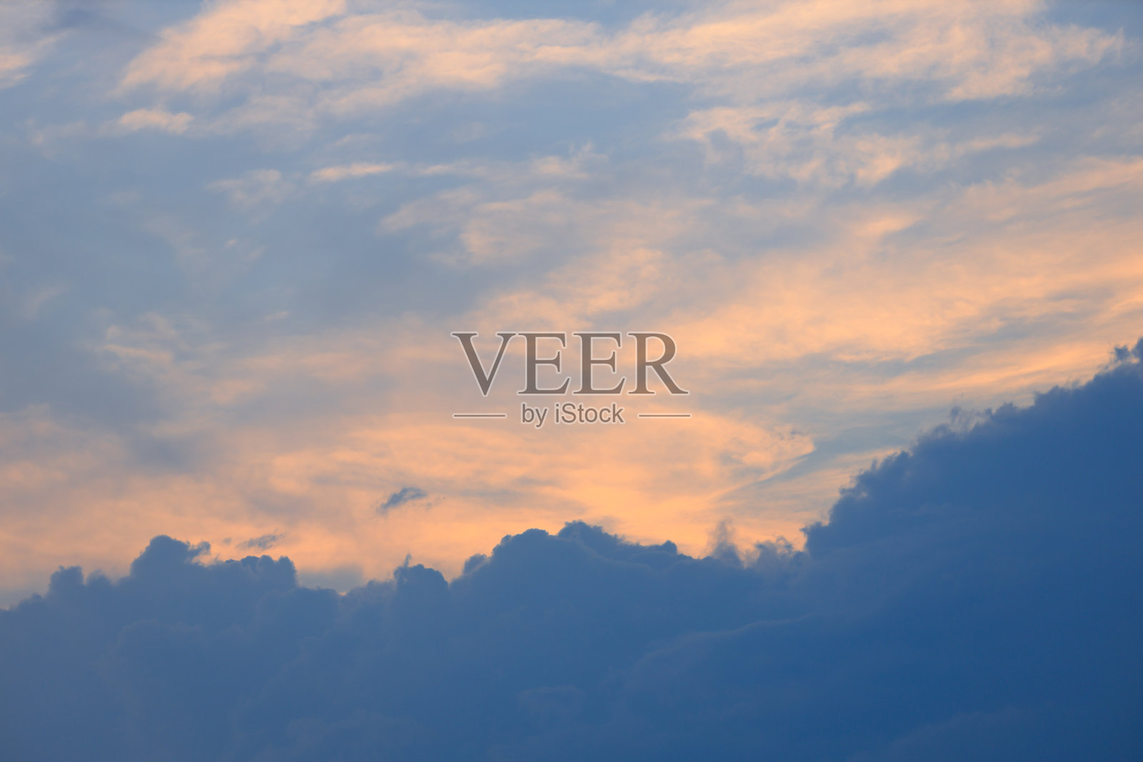 黄昏的天空，日出或日落，抽象的天空云纹理背景照片摄影图片