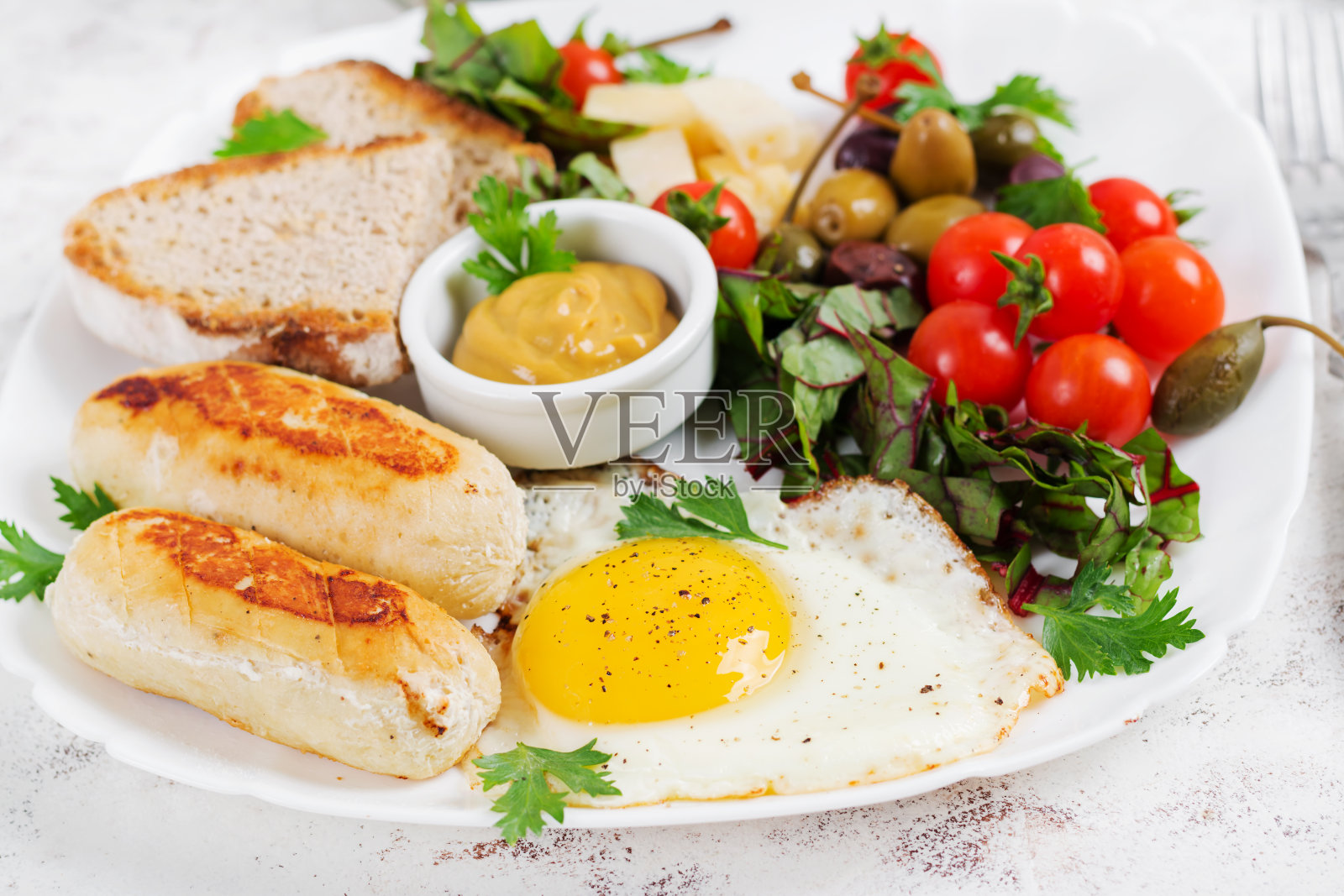 煎蛋、自制鸡肠、烤面包和新鲜沙拉。生酮，古早餐。照片摄影图片