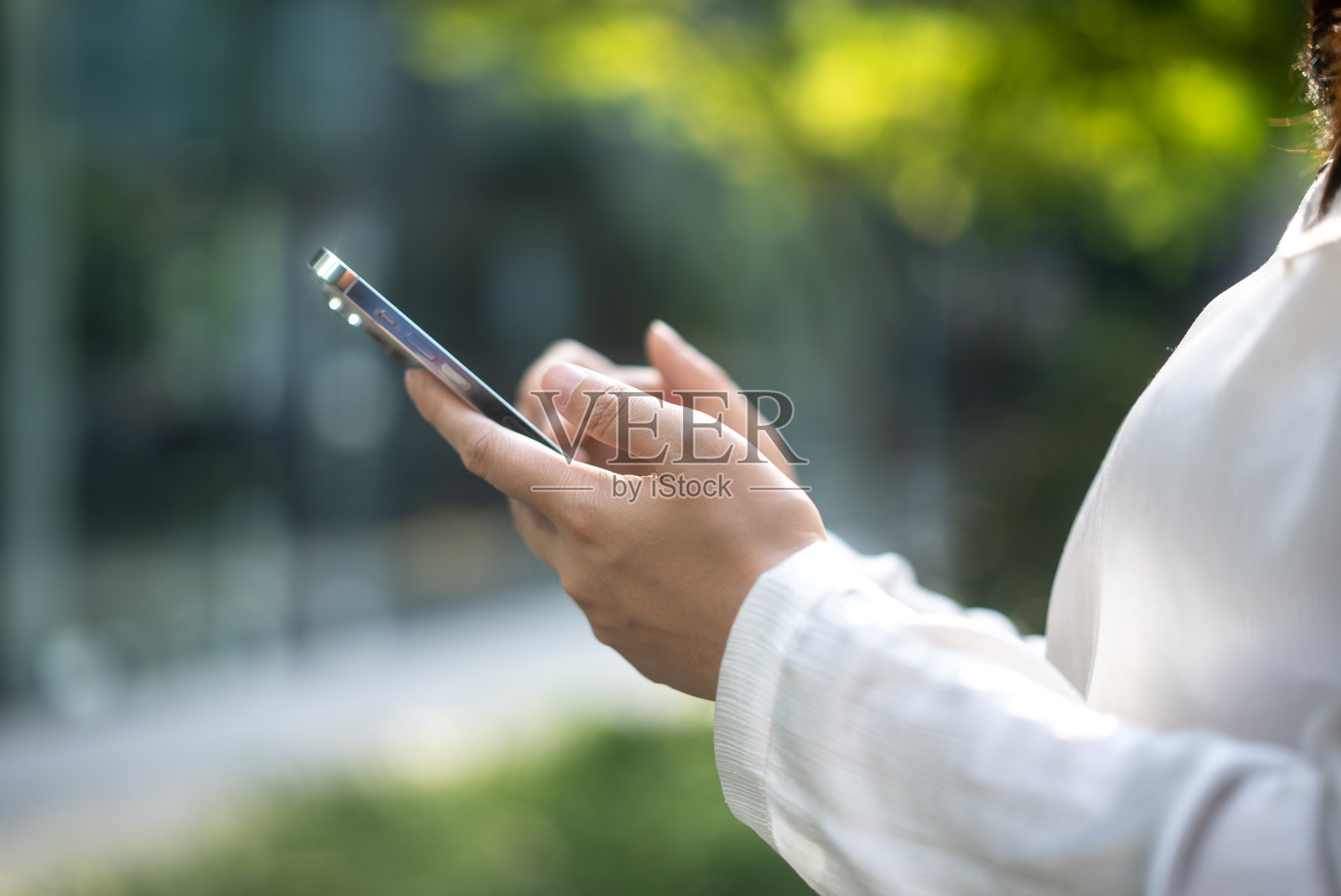 都市白领在户外使用智能手机照片摄影图片