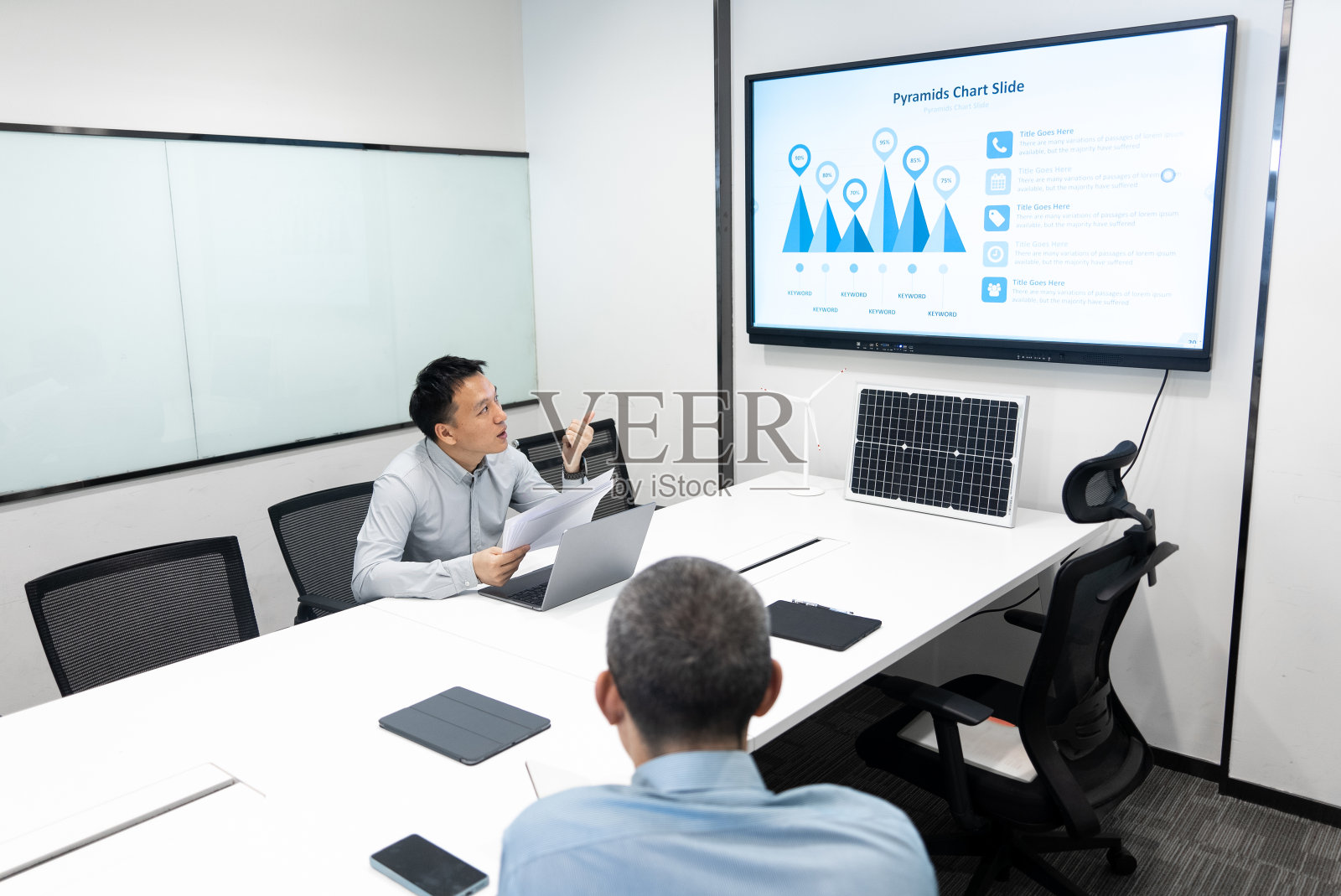 商务人士在会议室里商务会谈照片摄影图片