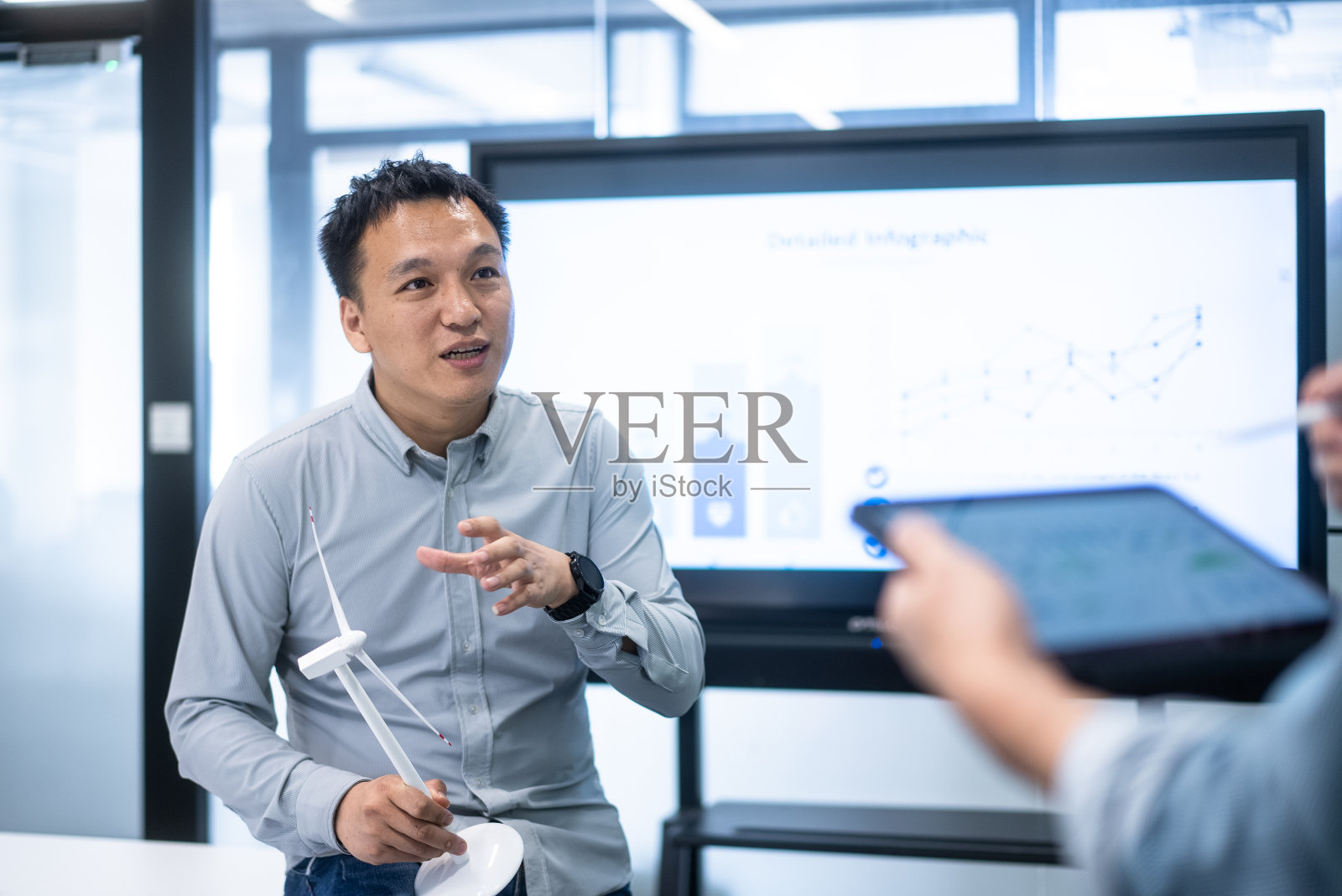 商务人士在会议室里沟通照片摄影图片