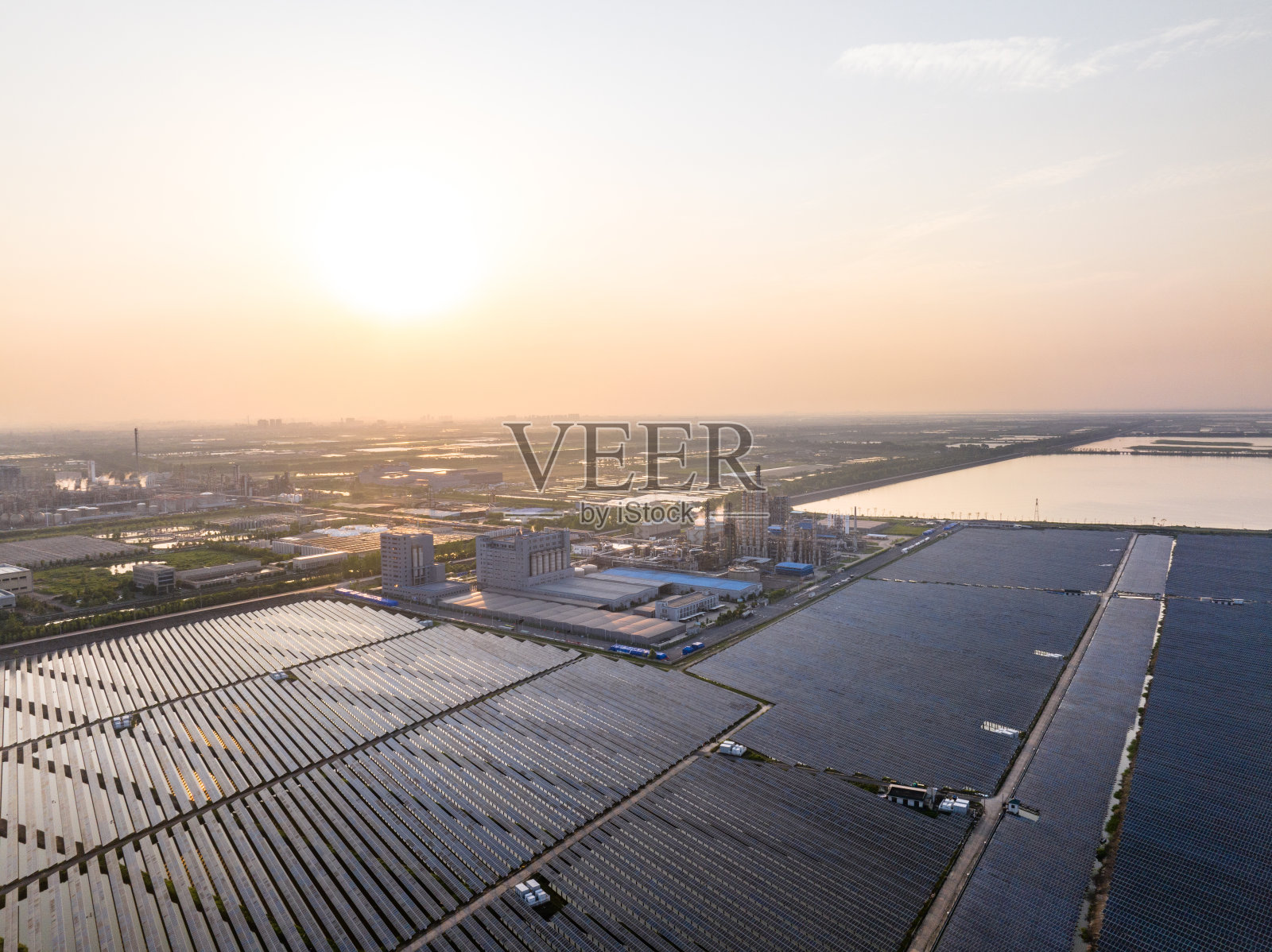 航拍地上光伏太阳能电池板照片摄影图片