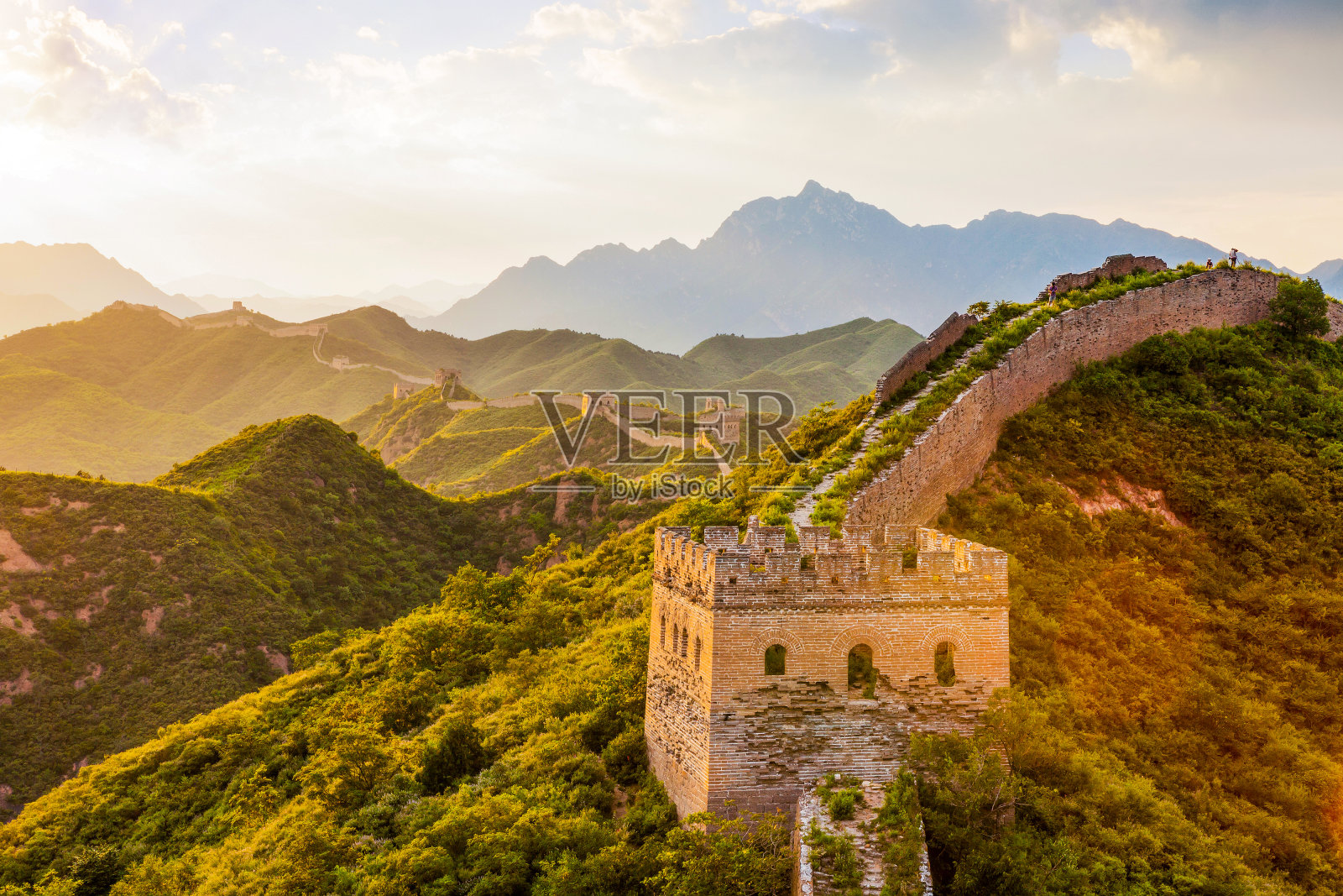 航拍蜿蜒在群山上的长城照片摄影图片