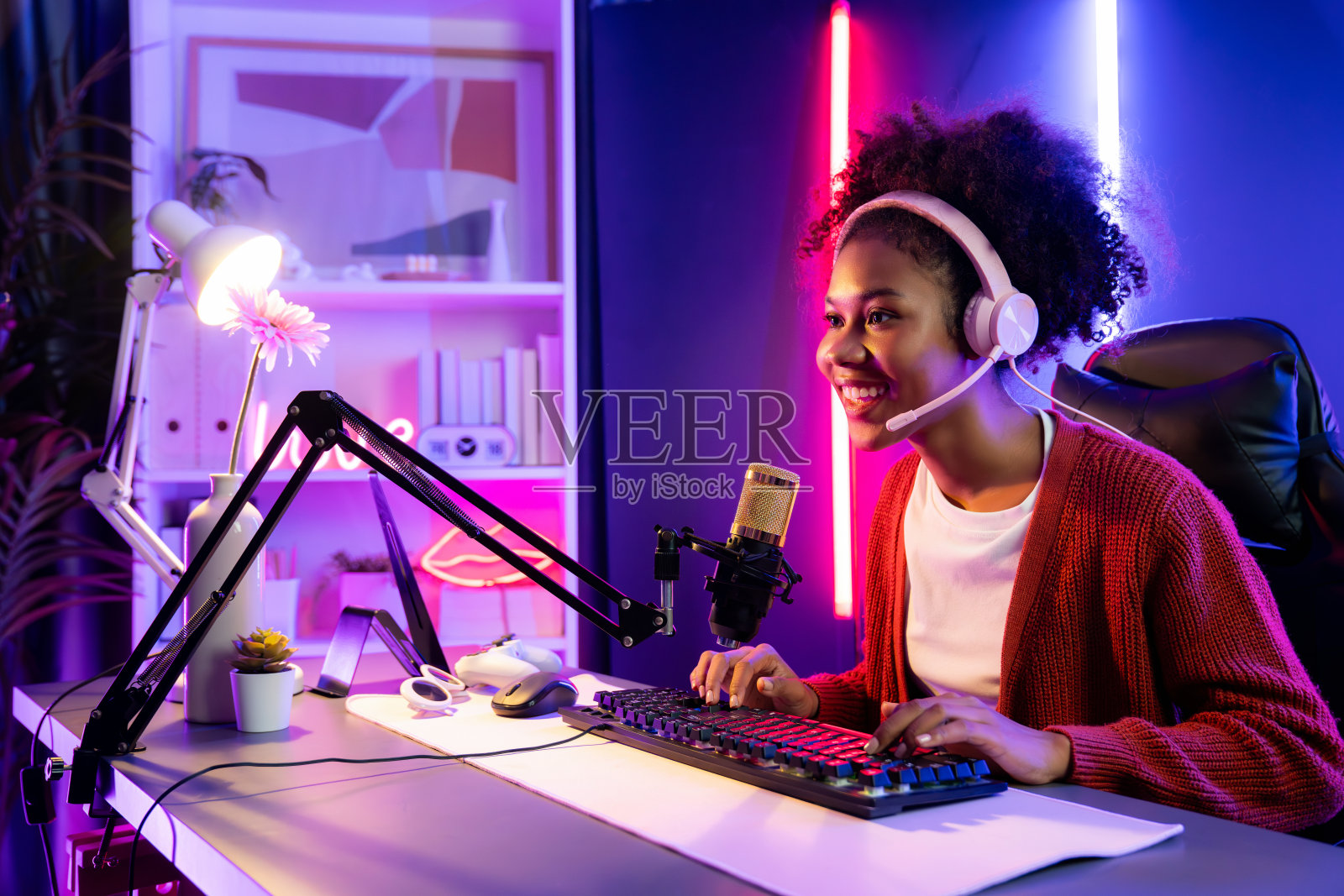 非裔美国女孩在网上玩电子竞技。热门人物。照片摄影图片