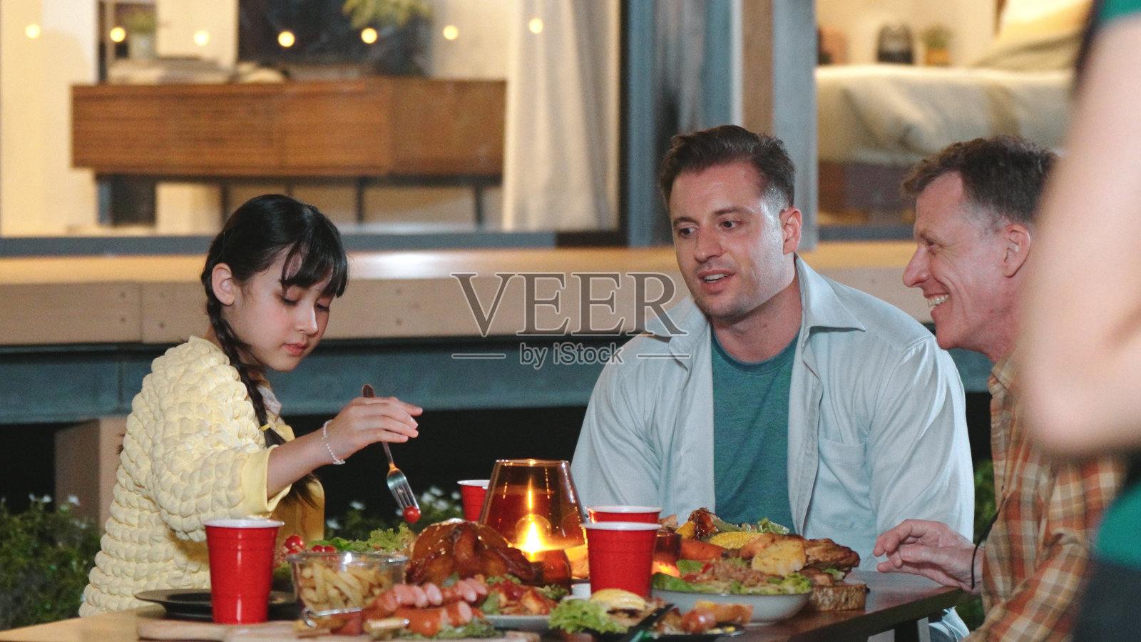 家人聚在一起庆祝节日，放松和晚餐聚会。散度。照片摄影图片