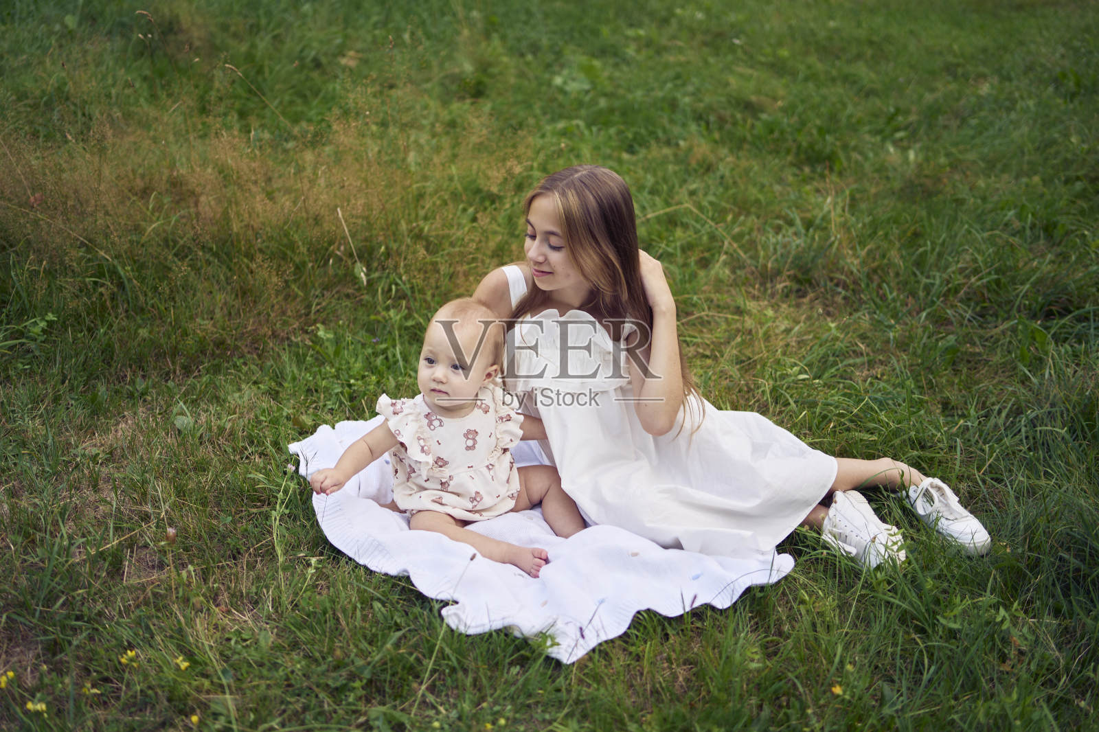 姐妹们，十几岁的孩子在野餐照片摄影图片